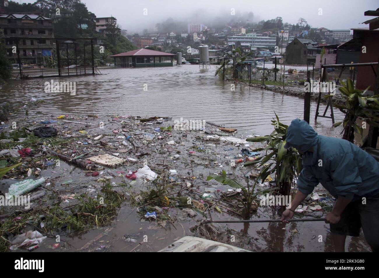 Bildnummer: 53506498 Datum: 05.10.2009 Copyright: imago/Xinhua (091005) -- MANILA, 5 ottobre 2009 (Xinhua) -- Un residente di Baguio City cerca articoli utili nei detriti dopo che la sua casa è stata colpita da forti piogge e frane a Baguio, nelle Filippine, il 5 ottobre 2009. Almeno 16 sono stati uccisi, per lo più sepolti in frane, mentre il tifone Parma ha attraversato la costa settentrionale delle Filippine dal 3 ottobre, lasciando sradicati gli alberi, i piloni del potere si sono rovesciati e le case danneggiate. (Xinhua/Dave Leprozo) (lr) (3)FILIPPINE-TIFONE PARMA-AFTERMATH PUBLICATIONxNOTxINxCHN Philippinen Taifun Parma Naturtatastophen Foto Stock