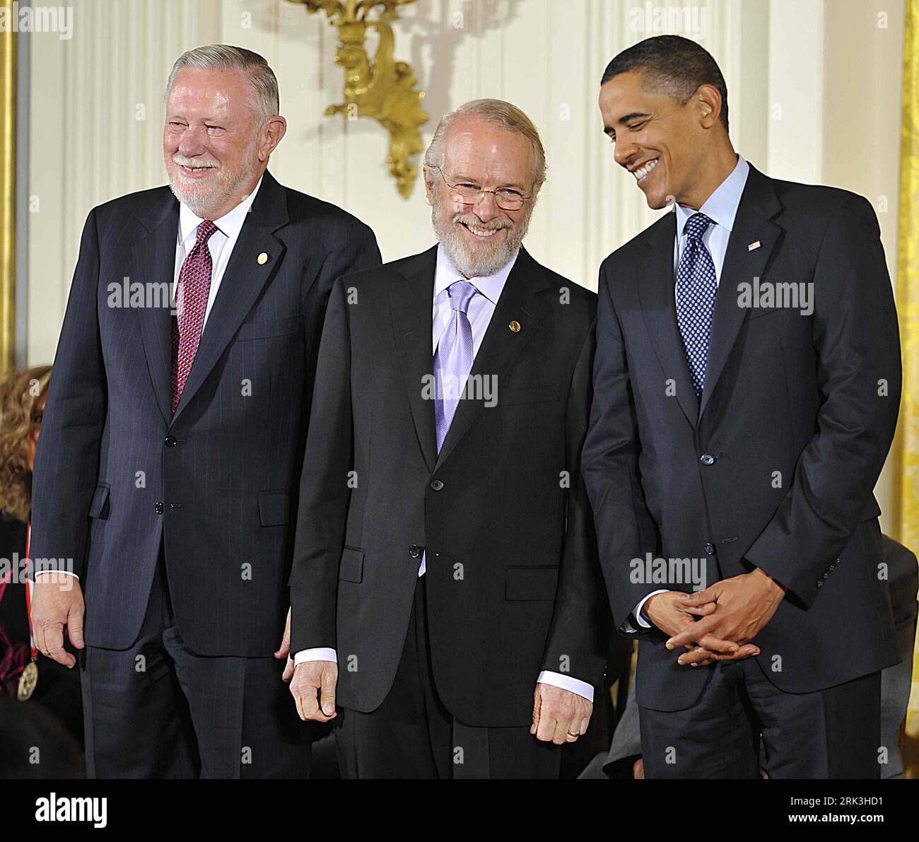 Bildnummer: 53516863 Datum: 07.10.2009 Copyright: imago/Xinhua (091007) -- WASHINGTON, 7 ottobre 2009 (Xinhua) -- il presidente degli Stati Uniti Barack Obama si prepara a presentare la National Medal of Technology and Innovation ai rappresentanti di Adobe Systems John Warnock (C) e Charles Geschke (L) durante una cerimonia di presentazione per la National Medal of Science 2008 e la National Medal of Technology and Innovation a Washington il 7 ottobre 2009. (Xinhua/Zhang Yan) (5)US-WASHINGTON-NATIONAL TECHNOLOGY AWARD PUBLICATIONxNOTxINxCHN People Politik kbdig xkg 2009 quadrat premiumd o00 Wirtschaft, Ehrung , Auszeichnung Foto Stock