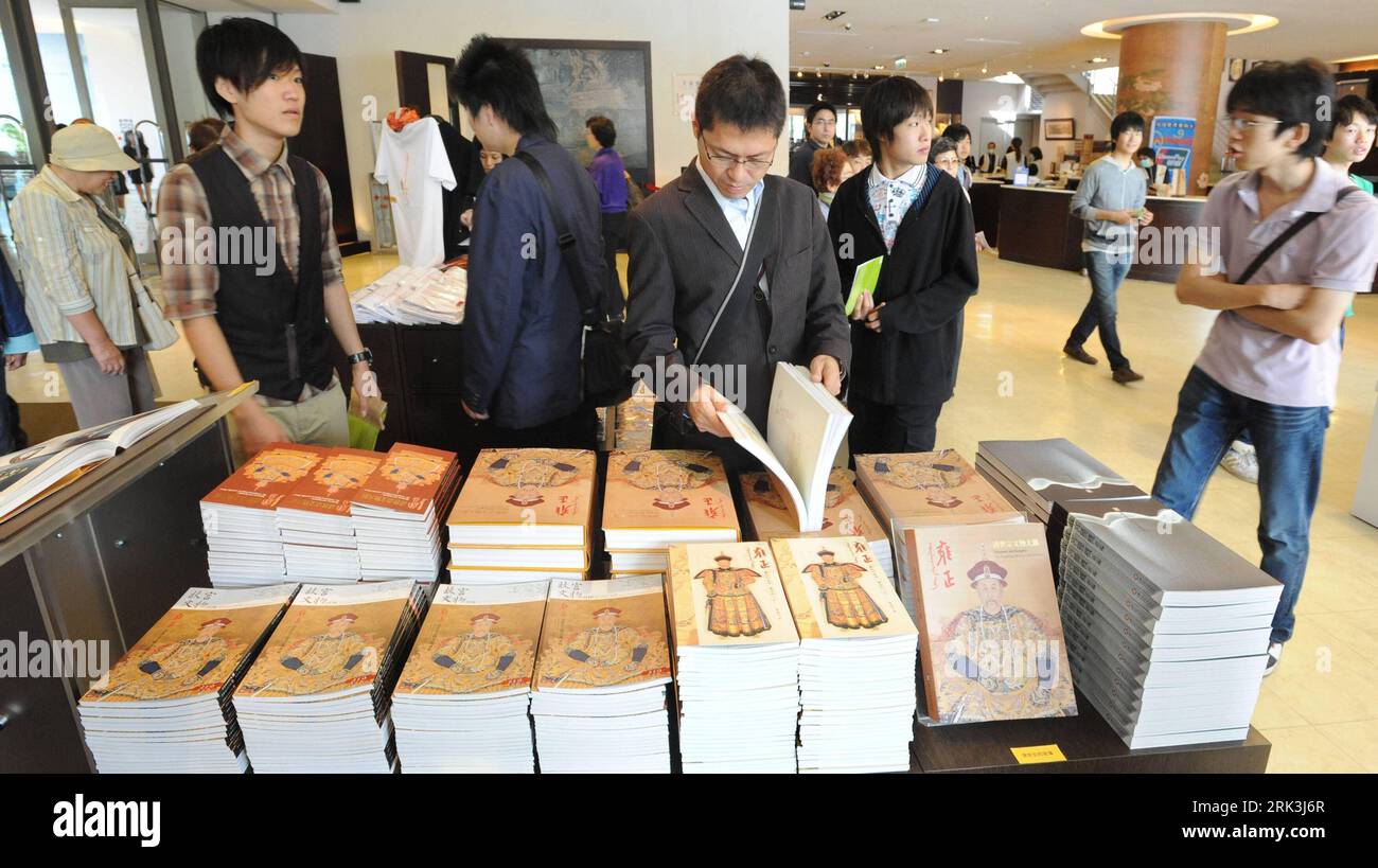 Bildnummer: 53521055 Datum: 09.10.2009 Copyright: imago/Xinhua (091009) -- TAIPEI, 9 ottobre 2009 (Xinhua) -- i visitatori leggono libri sull'imperatore Yongzheng durante la mostra sull'imperatore Yongzheng (1678-1735) della dinastia Qing a Taipei, nella provincia di Taiwan della Cina sudorientale, 9 ottobre 2009. La mostra è iniziata a Taipei mercoledì, in cui un totale di 246 oggetti, tra cui 37 oggetti delle collezioni reali del Museo del Palazzo di Pechino e 209 oggetti di proprietà del museo di Taiwan, sono esposti ai visitatori. La mostra durerà fino al 10 gennaio 2010. (Xinhua/Wu Ching-Teng) (zgp) CH Foto Stock