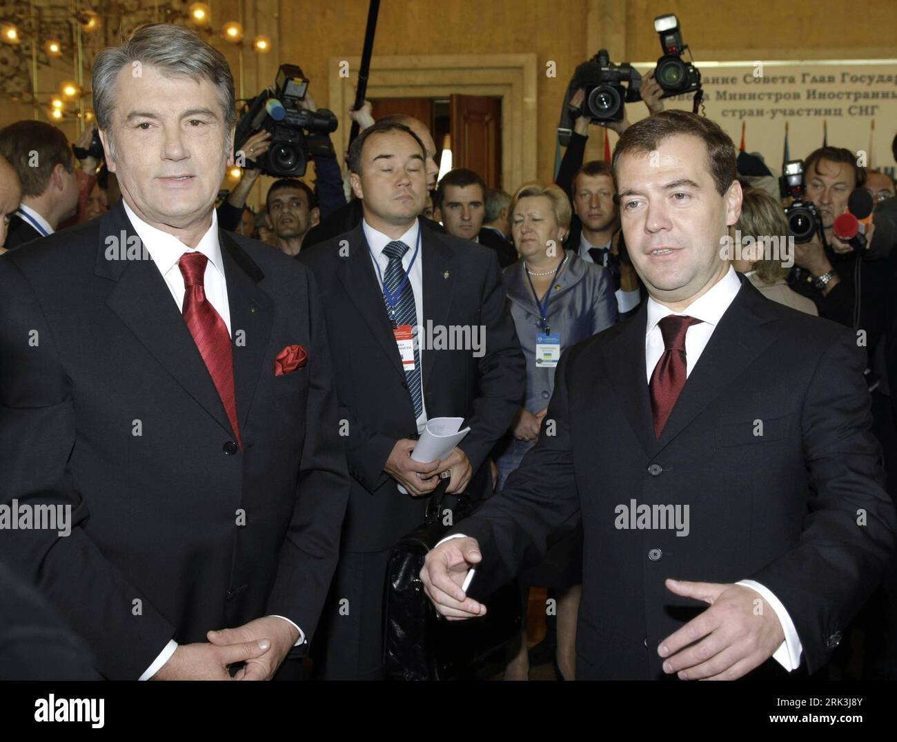 Bildnummer: 53521032 Datum: 09.10.2009 Copyright: imago/Xinhua (091009) -- CHISINAU, 9 ottobre 2009 (Xinhua) -- il presidente russo Dmitry Medvedev (R) e il suo omologo ucraino Viktor Yushchenko sono visti prima del vertice della Comunità degli Stati indipendenti (CSI) a Chisinau, capitale della Moldavia, 9 ottobre 2009. (Xinhua/ITAR) (wh) (2)MOLDOVA-POLITICS-CIS-SUMMIT PUBLICATIONxNOTxINxCHN People Politik kbdig xub 2009 quer premiumd o00 Gemeinschaft Unabhängiger Staaten, GUS, Gipfel Bildnummer 53521032 Date 09 10 2009 Copyright Imago XINHUA Chisinau OCT 9 2009 XINHUA Russia Presidente Dmitry Medv Foto Stock
