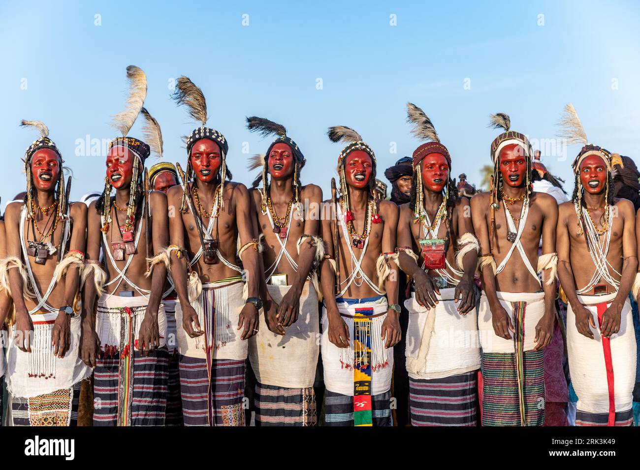 I volti dipinti si schierano durante il festival Gerewol. Niger, Africa: Immagini MOZZAFIATO mostrano gli uomini Wodaabe tutti dipinti e vestiti per sedurre giovani W. Foto Stock