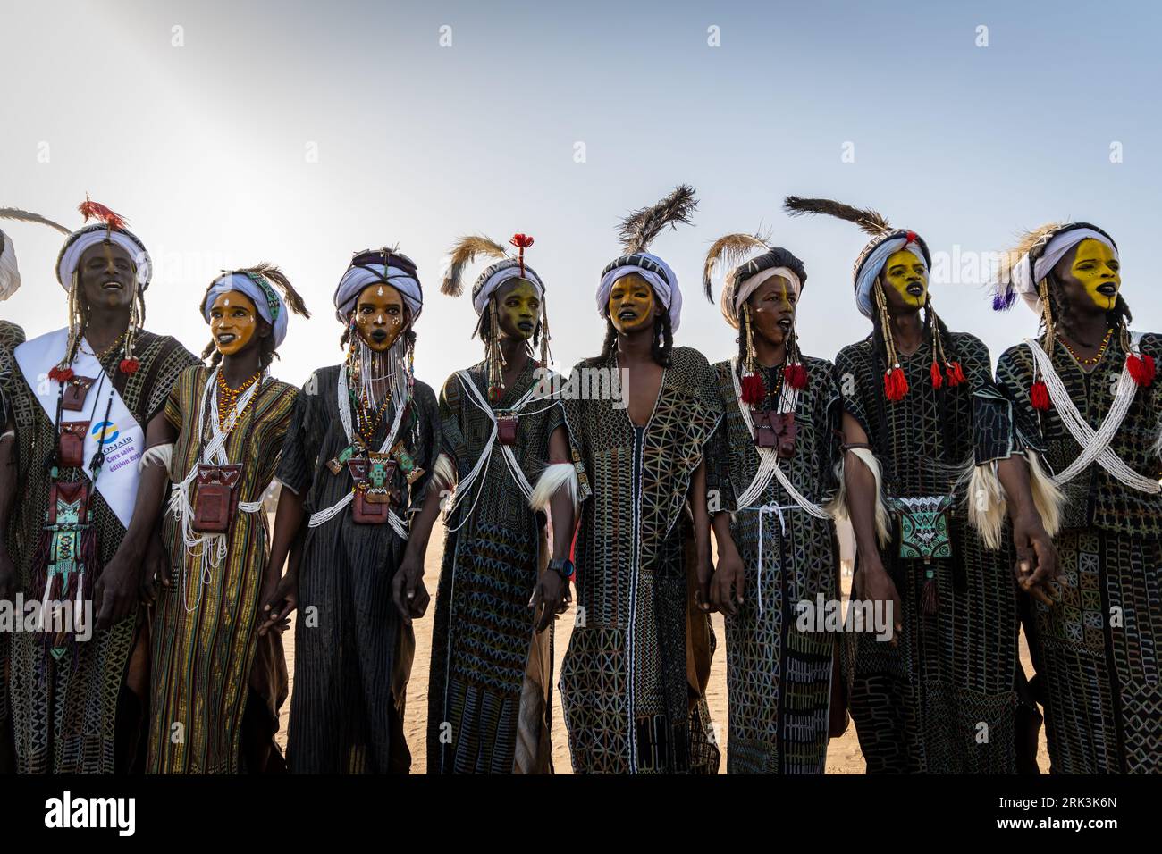 I semi-nomadi Wodaabe si riuniscono per una settimana di incredibili celebrazioni conosciute come Gerewol. Niger, Africa: Immagini MOZZAFIATO mostrano il Wodaabe me Foto Stock