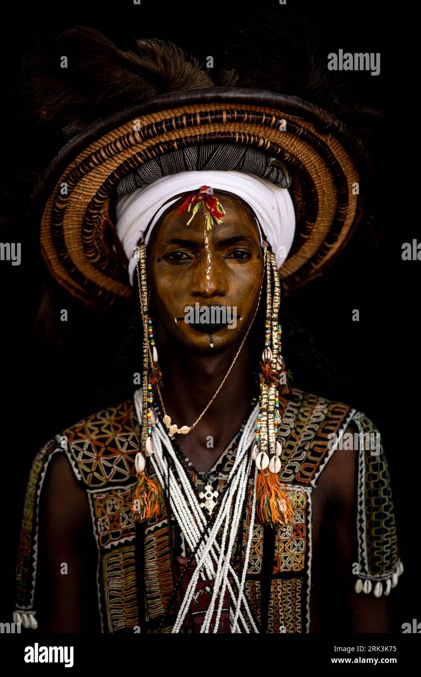 Vestita per impressionare. Niger, Africa: Immagini MOZZAFIATO mostrano gli uomini Wodaabe tutti dipinti e vestiti per sedurre le giovani donne. Una delle immagini mostra un pai Foto Stock