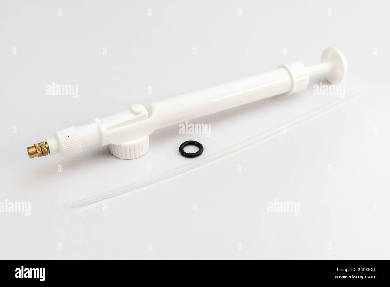 Pompa con tappo bottiglia spruzzatore manuale ad alta pressione isolata su sfondo bianco Foto Stock