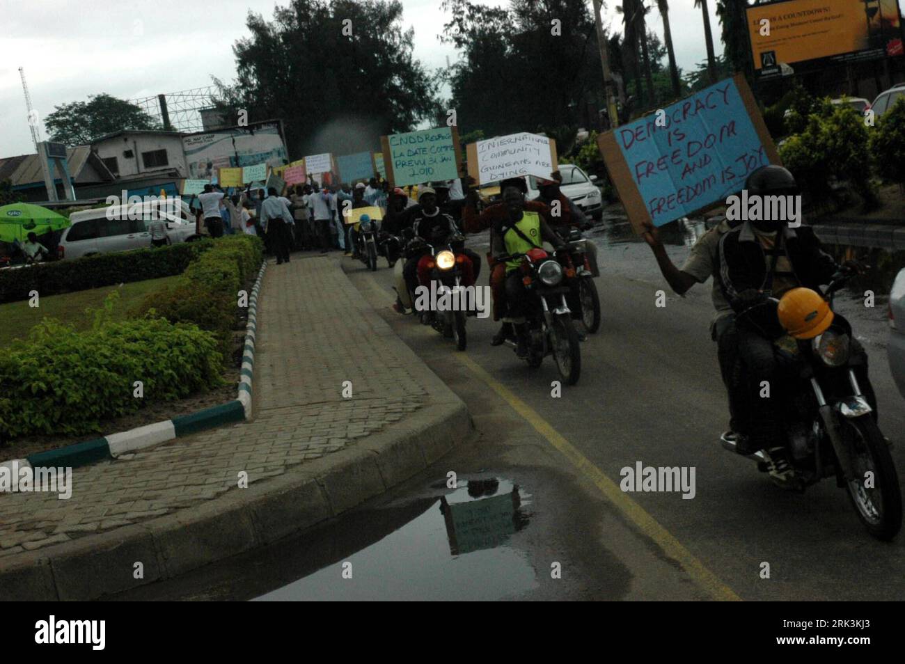 Bildnummer: 53527818 Datum: 13.10.2009 Copyright: imago/Xinhua (091013) -- LAGOS, 13 ottobre 2009 (Xinhua) -- alcuni guineani che vivono a Lagos protestano contro l'uccisione violenta nel loro paese, a Lagos, Nigeria, 13 ottobre 2009. Almeno 150 civili innocenti sono stati uccisi il 28 settembre nella capitale della Guinea, Conakry, durante una protesta pacifica contro l'ambizione presidenziale di Camara. (Xinhua/Bosun Awoniyi) (lyi) (2)NIGERIA-LAGOS-GUINEANS-PROTEST PUBLICATIONxNOTxINxCHN Massaker Demonstranten Protest kbdig xsk 2009 quer o0 Demonstration Demo Schilder Bildnummer 53527818 Date 13 10 2009 Co Foto Stock
