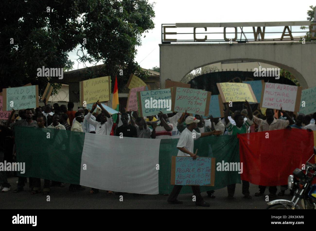 Bildnummer: 53527817 Datum: 13.10.2009 Copyright: imago/Xinhua (091013) -- LAGOS, 13 ottobre 2009 (Xinhua) -- alcuni guineani che vivono a Lagos protestano contro l'uccisione violenta nel loro paese, a Lagos, Nigeria, 13 ottobre 2009. Almeno 150 civili innocenti sono stati uccisi il 28 settembre nella capitale della Guinea, Conakry, durante una protesta pacifica contro l'ambizione presidenziale di Camara. (Xinhua/Bosun Awoniyi) (lyi) (1)NIGERIA-LAGOS-GUINEANS-PROTESTA PUBLICATIONxNOTxINxCHN Massaker Demonstranten protesta kbdig xsk 2009 quer o0 Demonstration Demo Schilder Bildnummer 53527817 Date 13 10 2009 Co Foto Stock