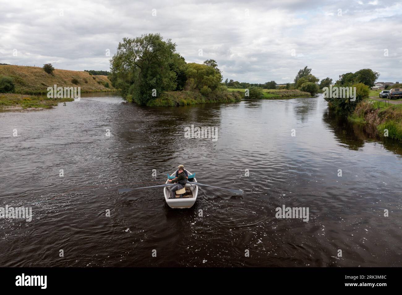 Pesca della canna da salmone sul fiume Tweed al Fireburn Mill vicino a Coldstream Foto Stock