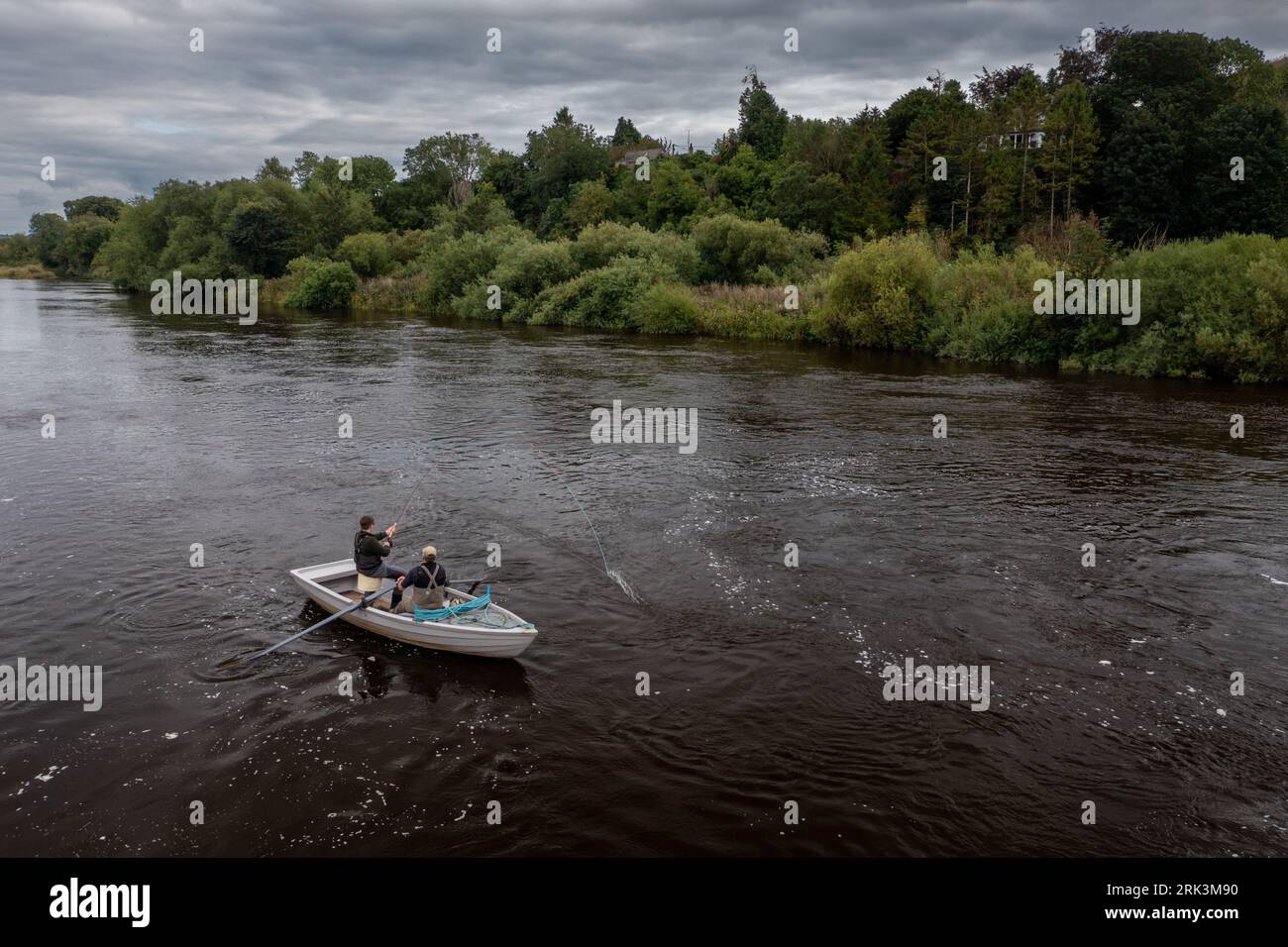 Pesca della canna da salmone sul fiume Tweed al Fireburn Mill vicino a Coldstream Foto Stock