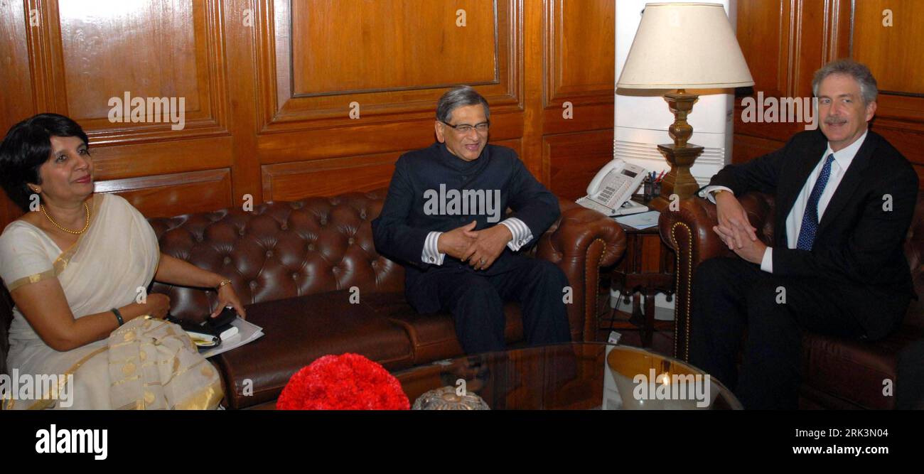 Bildnummer: 53533928 Datum: 15.10.2009 Copyright: imago/Xinhua (091016) -- NUOVA DELHI, 16 ottobre 2009 (Xinhua) -- il Sottosegretario degli Stati Uniti per gli affari politici William J. Burns(R) incontra il ministro indiano degli affari esteri S.M Krishna (C) a nuova Delhi, capitale dell'India, 15 ottobre 2009. Anche il ministro degli Esteri indiano Nirupama Rao(L), partecipa alla riunione. (Xinhua/Stringer) (ypf) (3)INDIA-US-BURNS-VISIT PUBLICATIONxNOTxINxCHN People Politik kbdig xub 2009 quer Bildnummer 53533928 Data 15 10 2009 Copyright Imago XINHUA nuova Delhi OCT 16 2009 XINHUA Sottosegretario di politica degli Stati Uniti Foto Stock