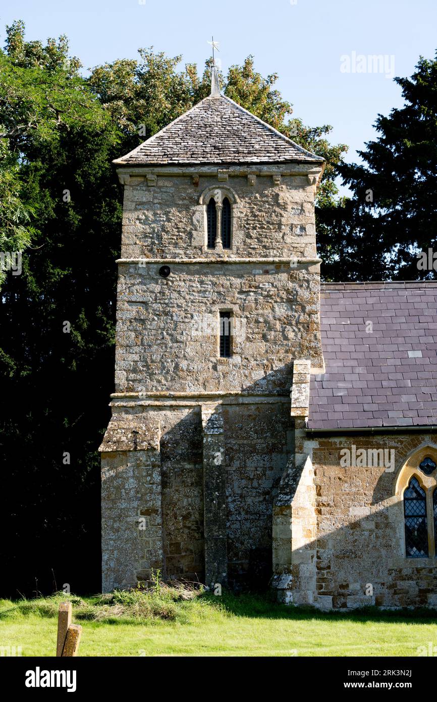 Testa scolpita sul lato sud della Chiesa dell'Ascensione, Tidmington, Warwickshire, Inghilterra, Regno Unito Foto Stock