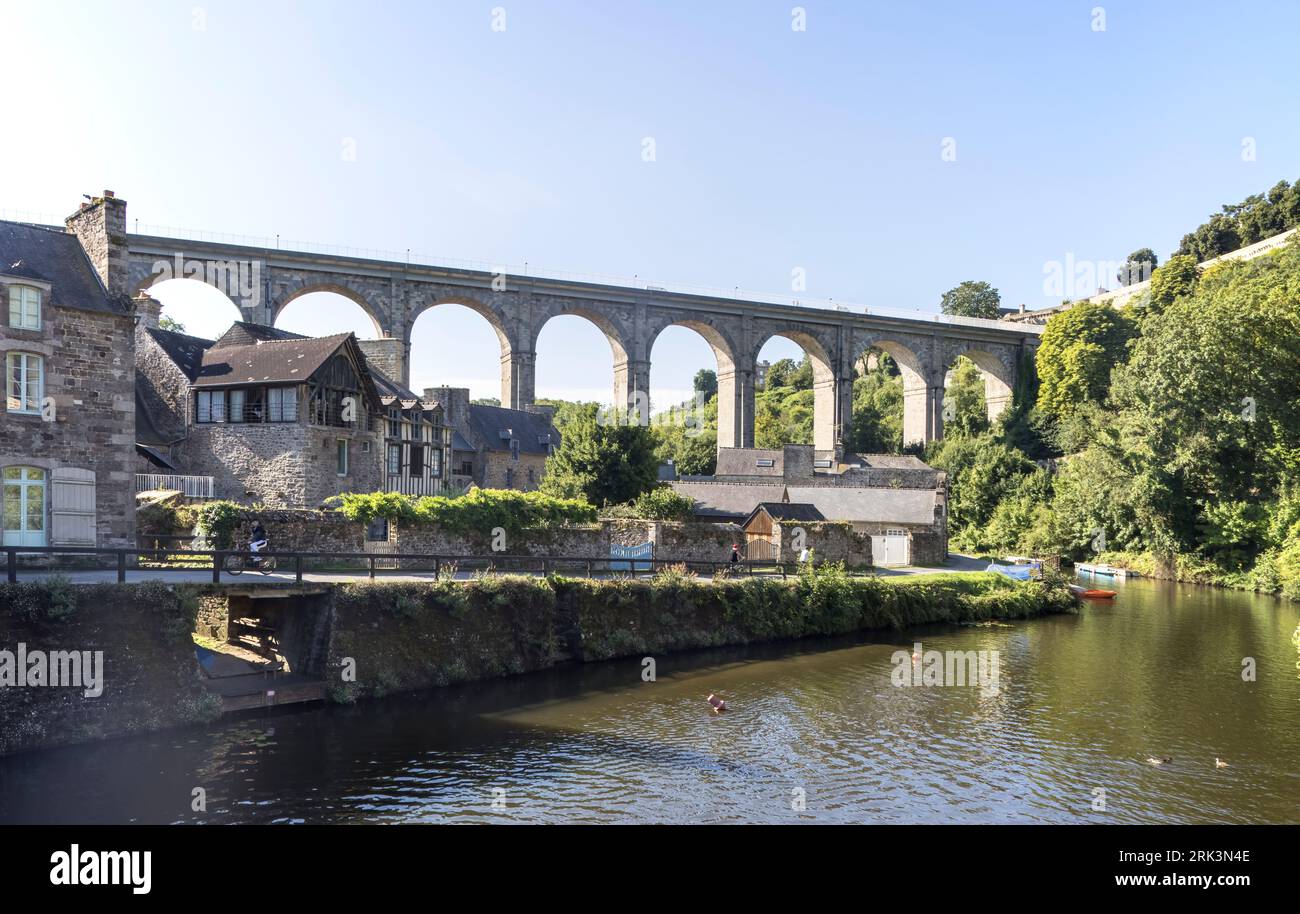 dinan è una città francese situata sul fiume rance in bretagna Foto Stock