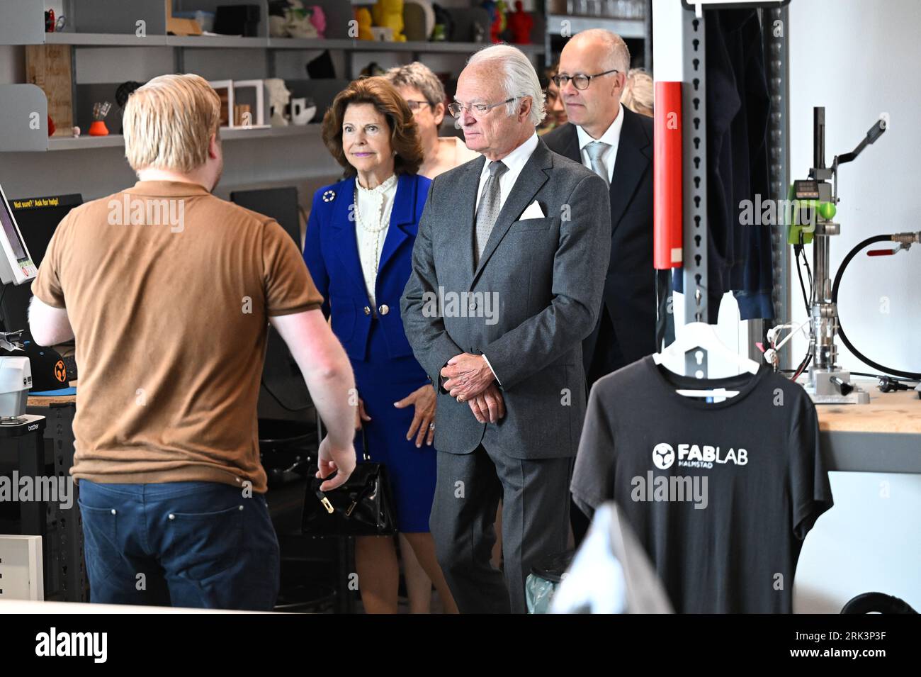 Halmstad, Svezia. 24 agosto 2023. Re Carlo XVI Gustavo e la regina Silvia visitano il Fab Lab presso l'Università Halmstad di Halmstad durante la visita reale alla contea di Halland in Svezia, il 24 agosto 2023, per celebrare il 50° giubileo del re. Foto: Björn Larsson Rosvall /TT/code 9200 credito: TT News Agency/Alamy Live News Foto Stock