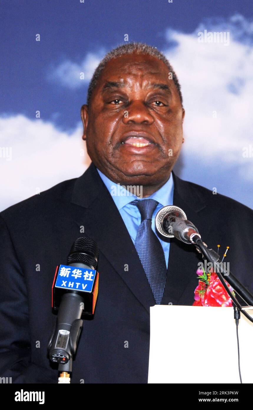 Bildnummer: 53543911 Datum: 19.10.2009 Copyright: imago/Xinhua (091020) -- CHAMBISHI (ZAMBIA), 20 ottobre 2009 (Xinhua) -- il presidente dello Zambia Rupiah banda parla alla cerimonia di apertura dello scimmia di rame Chambishi investito dalla Cina a Kitwe, la capitale della provincia di Copperbelt dello Zambia centrale, 19 ottobre 2009. La fonderia di rame Chambeshi, che ha la capacità di elaborare 150.000 toni metrici di rame all'anno, ha creato più di 600 posti di lavoro per la popolazione locale. China non Ferrous Metal Mining Group Limited detiene il 60% della sua quota, mentre ZESCO Limited, la più grande azienda industriale dello Zambia, detiene il 40% Foto Stock