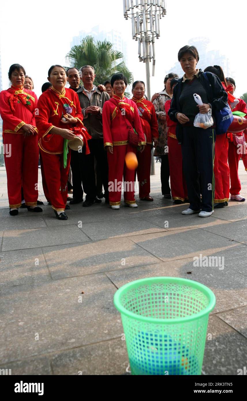 Bildnummer: 53551846 Datum: 23.10.2009 Copyright: imago/Xinhua (091023) - HUAYING, 23 ottobre 2009 (Xinhua) -- gli anziani competono durante una partita di tiro al pallone in una partita popolare tenutasi a Huaying, nella provincia del Sichuan, 23 ottobre 2009. Circa 400 anziani locali hanno preso parte al gioco per celebrare il Chongyang Festival, un festival tradizionale per anziani , celebrato il nono giorno del nono mese del calendario lunare cinese, che cade il 26 ottobre di quest'anno. (Xinhua/Qiu Haiying) (wyx) (3)CHINA-SICHUAN-HUAYING-CHONGYANG FESTIVAL (CN) PUBLICATIONxNOTxINxCHN Festival kbdig xkg 2009 hoch o0 alt Foto Stock