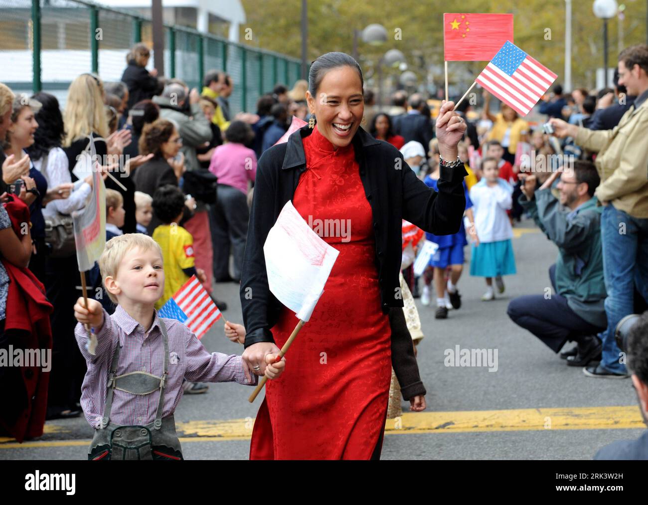 Bildnummer: 53552103 Datum: 23.10.2009 Copyright: imago/Xinhua (091024) -- NEW YORK, 24 ottobre 2009 (Xinhua) -- studenti provenienti da oltre 100 paesi sono guidati dal loro insegnante durante una parata alla United Nations International School per celebrare la giornata delle Nazioni Unite a New York, negli Stati Uniti, il 23 ottobre 2009. Il 24 ottobre 1945 è entrata in vigore la carta delle Nazioni Unite, che segna l'istituzione formale dell'organizzazione mondiale. Due anni dopo, l'Assemblea generale adottò una risoluzione, dichiarando la data come giornata delle Nazioni Unite . (Xinhua/Shen Hong) (wjd) (4)US-un-INTERNATIONAL SCHOOL-un DAY-un-CELEBRATI Foto Stock