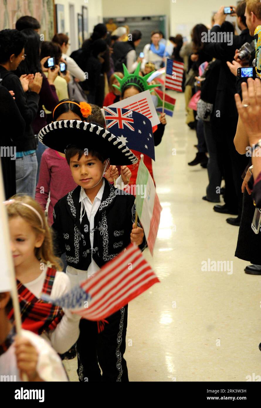 Bildnummer: 53552100 Datum: 23.10.2009 Copyright: imago/Xinhua (091024) -- NEW YORK, 24 ottobre 2009 (Xinhua) -- studenti provenienti da oltre 100 paesi prendono parte a una parata nella Scuola Internazionale delle Nazioni Unite per celebrare la giornata delle Nazioni Unite a New York, negli Stati Uniti, il 23 ottobre 2009. Il 24 ottobre 1945 è entrata in vigore la carta delle Nazioni Unite, che segna l'istituzione formale dell'organizzazione mondiale. Due anni dopo, l'Assemblea generale adottò una risoluzione, dichiarando la data come giornata delle Nazioni Unite . (Xinhua/Shen Hong) (wjd) (1)US-un-INTERNATIONAL SCHOOL-ONU DAY-CELEBRATION PUBLICATIONxNOTx Foto Stock