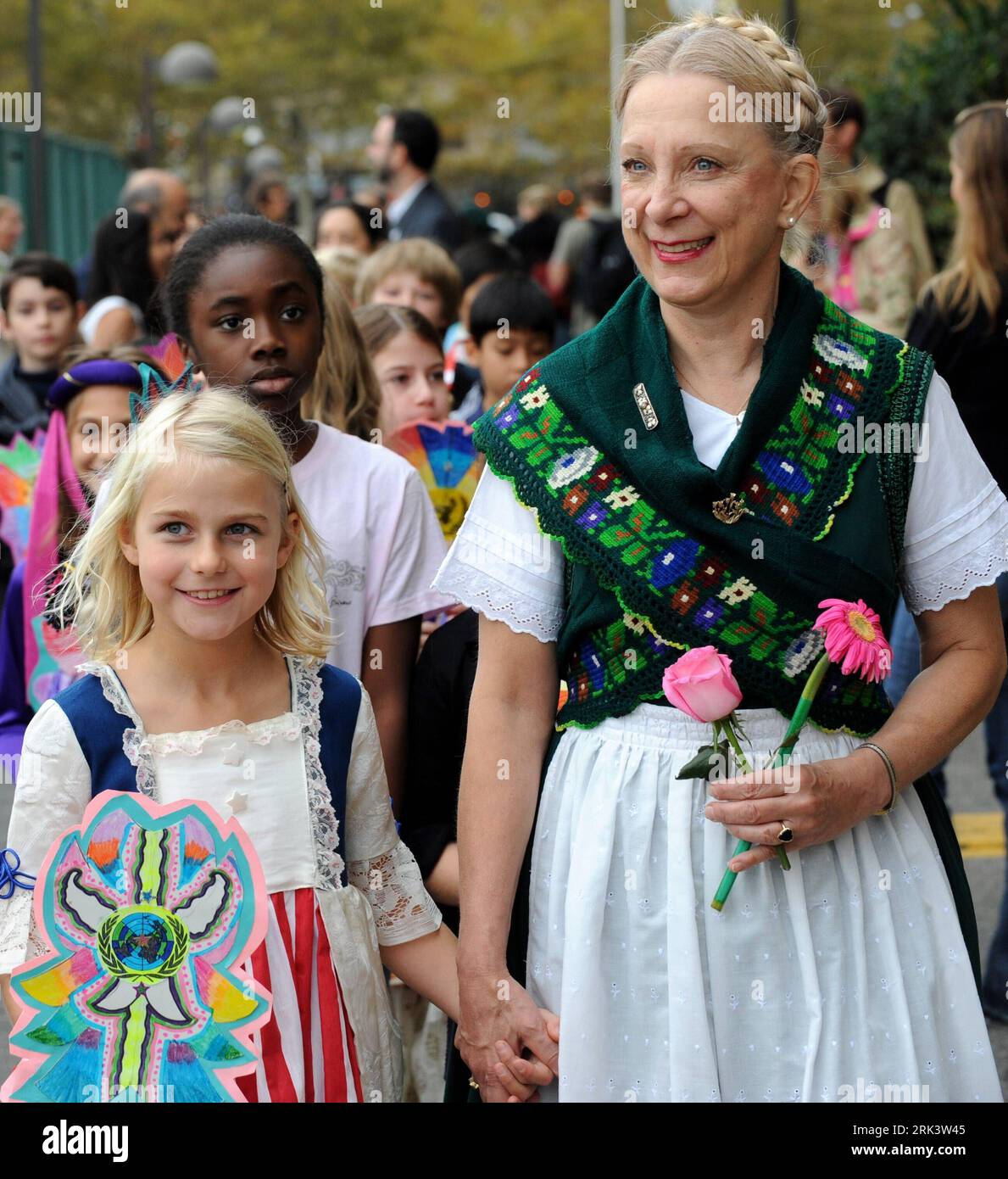 Bildnummer: 53552102 Datum: 23.10.2009 Copyright: imago/Xinhua (091024) -- NEW YORK, 24 ottobre 2009 (Xinhua) -- studenti provenienti da oltre 100 paesi sono guidati dal loro insegnante durante una parata alla United Nations International School per celebrare la giornata delle Nazioni Unite a New York, negli Stati Uniti, il 23 ottobre 2009. Il 24 ottobre 1945 è entrata in vigore la carta delle Nazioni Unite, che segna l'istituzione formale dell'organizzazione mondiale. Due anni dopo, l'Assemblea generale adottò una risoluzione, dichiarando la data come giornata delle Nazioni Unite . (Xinhua/Shen Hong) (wjd) (3)US-un-INTERNATIONAL SCHOOL-un DAY-un-CELEBRATI Foto Stock