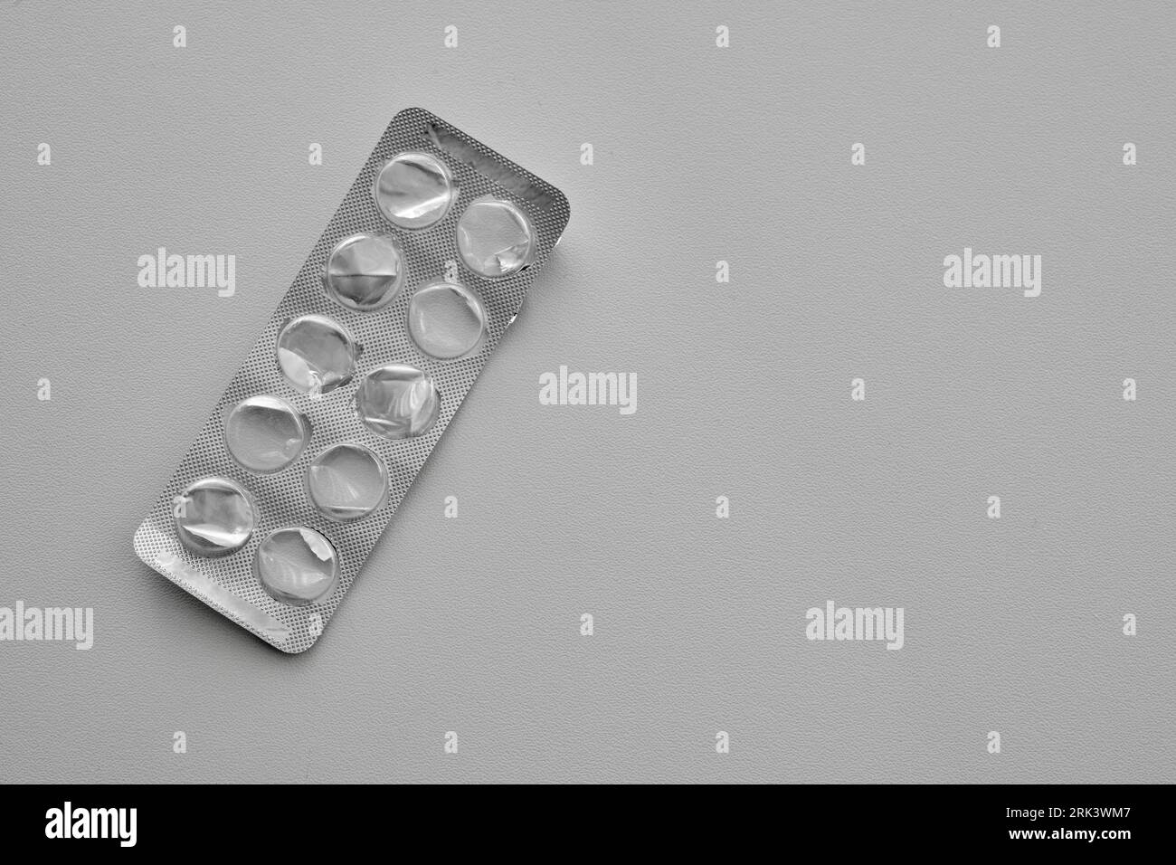 Confezione blister pillole su sfondo bianco. Vista dall'alto degli integratori alimentari confezione vuota. Concetto di carenza di medicinali. A corto di droga. Copia spazio. Foto Stock