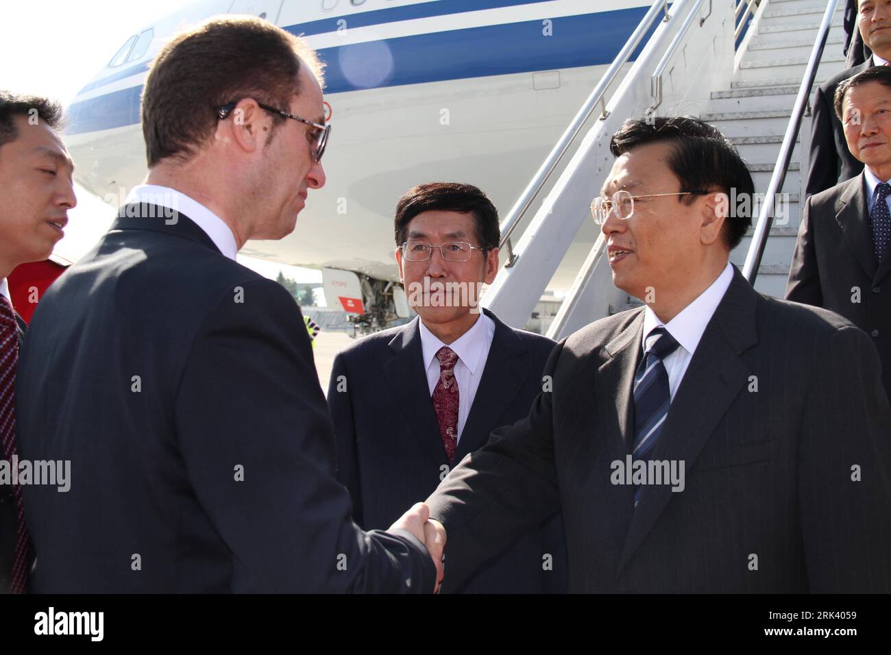 Bildnummer: 53562172 Datum: 29.10.2009 Copyright: imago/Xinhua (091029) -- TIRANA, 29 ottobre 2009 (Xinhua) -- il vice Premier cinese Zhang Dejiang stringe la mano al ministro dell'economia albanese Dritan Prifti all'aeroporto internazionale di Tirana a Tirana, Albania, 29 ottobre 2009. Zhang è arrivato in Albania giovedì per una visita di tre giorni su invito del suo omologo albanese Ilir Meta. (Xinhua/Yang KE) (zhs) ALBANIA-CINA-VICE PREMIER-ZHANG DEJIANG-VISIT PUBLICATIONxNOTxINxCHN People Politik kbdig xmk 2009 quer Bildnummer 53562172 Data 29 10 2009 Copyright Imago XINHUA Tirana OCT 29 2009 XI Foto Stock