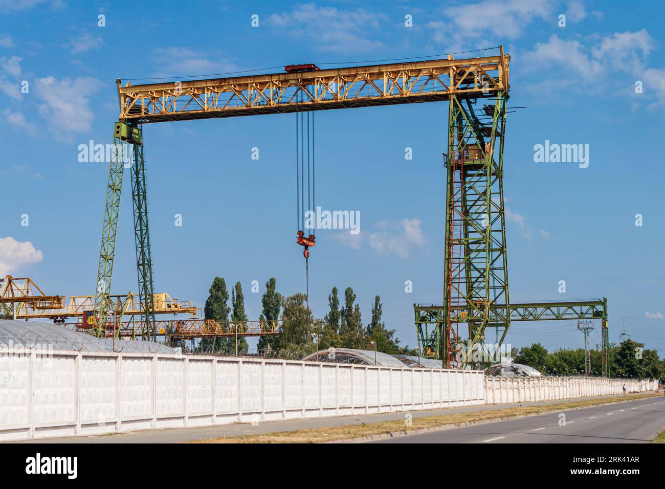 Due gru a cavalletto nell'impianto di betonaggio Foto Stock