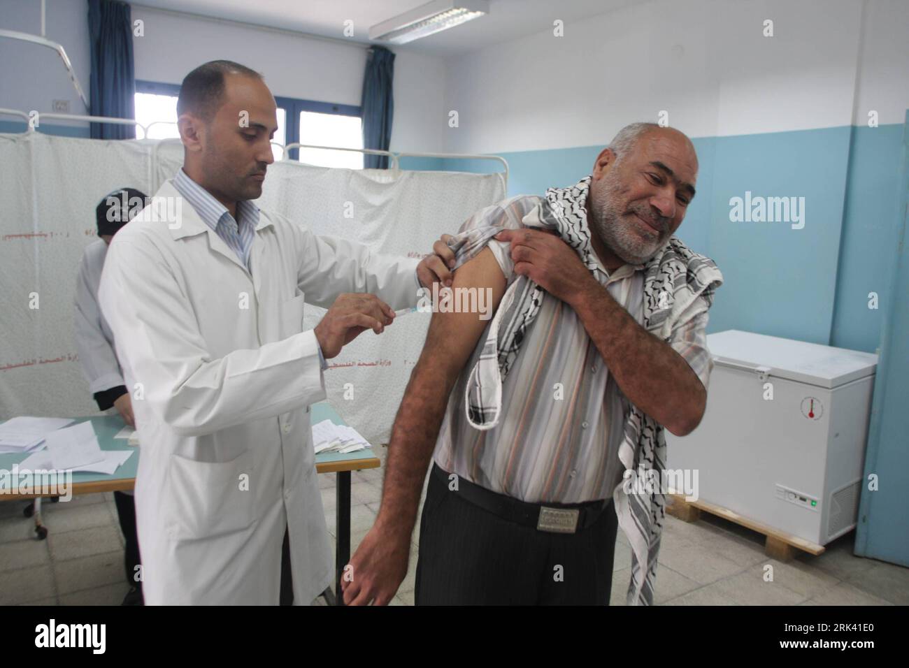 Bildnummer: 53568944 Datum: 02.11.2009 Copyright: imago/Xinhua Un palestinese che si è registrato per eseguire il pellegrinaggio annuale alla Mecca in Arabia Saudita, riceve il vaccino antinfluenzale in un centro medico nel campo profughi di al-Shati nella città di Gaza il 2 novembre 2009. L'Arabia Saudita ha dichiarato di essersi preparata ad accogliere circa tre milioni per l'hajj annuale e di aver chiesto ai pellegrini di essere vaccinati contro l'influenza regolare e A/H1N1. (Xinhua/Khaled Omar) (zcq) (1)GAZA-FLU-VACCINATION PUBLICATIONxNOTxINxCHN Impfung Grippe Flüchtlingslager Schweinegrippe kbdig xsk 2009 quer Bildnummer 53568944 Data 02 11 2009 Copia Foto Stock