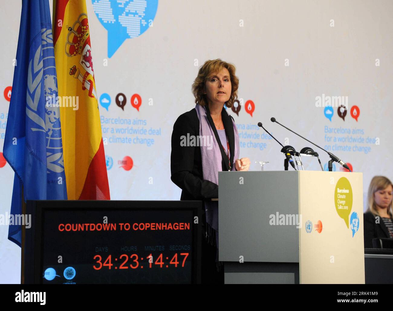Bildnummer: 53569021 Datum: 02.11.2009 Copyright: imago/Xinhua Connie Hedegaard, Ministro per il clima e l'energia della Danimarca, affronta l'ultimo ciclo di colloqui ONU sul cambiamento climatico a Barcellona, Spagna, 2 novembre 2009. La riunione è la quinta e anche l'ultima sessione delle Nazioni Unite quest'anno prima della conferenza sul cambiamento climatico di dicembre a Copenaghen, con il compito di concludere un nuovo accordo sul cambiamento climatico per sostituire il protocollo di Kyoto, l'accordo vincolante esistente per combattere il cambiamento climatico che scade nel 2012. (Xinhua/Chen Haitong) (zhs) (3)SPAGNA-BARCELLONA-ONU COLLOQUI SUL CAMBIAMENTO CLIMATICO - DARE IL VIA A PUBLICATIONXNOTXINXCHN UN KL Foto Stock