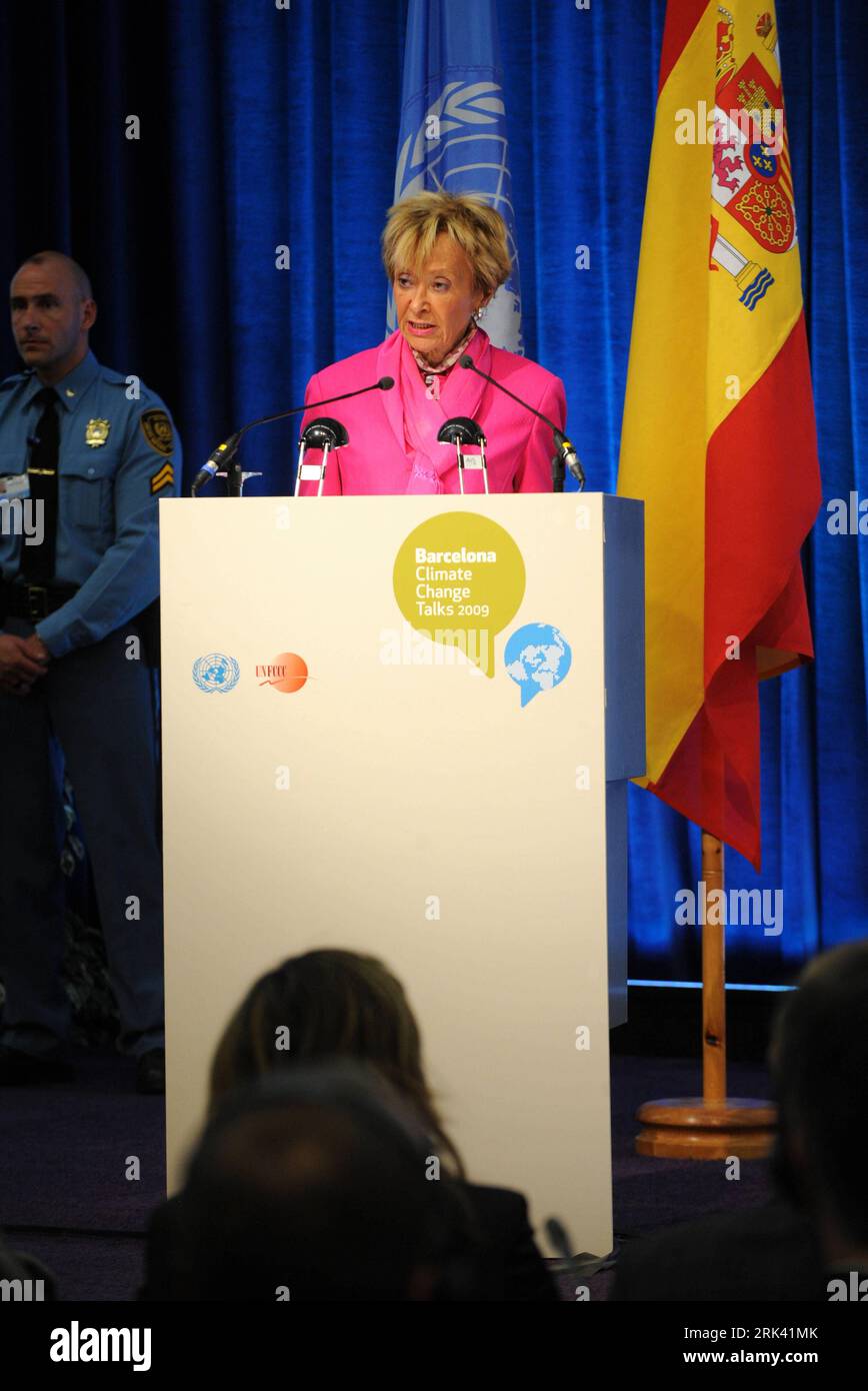 Bildnummer: 53569020 Datum: 02.11.2009 Copyright: imago/Xinhua Maria Teresa Fernandez de la Vega, primo Vice primo Ministro della Spagna, affronta l'ultimo ciclo di colloqui ONU sul cambiamento climatico a Barcellona, Spagna, 2 novembre 2009. La riunione è la quinta e anche l'ultima sessione delle Nazioni Unite quest'anno prima della conferenza sul cambiamento climatico di dicembre a Copenaghen, con il compito di concludere un nuovo accordo sul cambiamento climatico per sostituire il protocollo di Kyoto, l'accordo vincolante esistente per combattere il cambiamento climatico che scade nel 2012. (Xinhua/Chen Haitong) (zhs) (2)SPAGNA-BARCELLONA-ONU DISCUSSIONI SUL CAMBIAMENTO CLIMATICO - DARE IL VIA ALLA PUBLICATIONXNOTXI Foto Stock