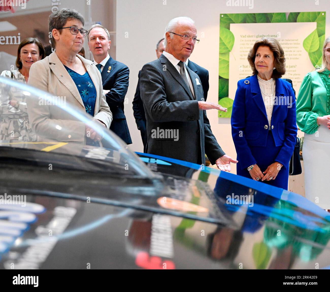 Halmstad, Svezia. 24 agosto 2023. Re Carlo XVI Gustavo e la regina Silvia visitano il Fab Lab presso l'Università Halmstad di Halmstad durante la visita reale alla contea di Halland in Svezia, il 24 agosto 2023, per celebrare il 50° giubileo del re. Foto: Björn Larsson Rosvall /TT/code 9200 credito: TT News Agency/Alamy Live News Foto Stock
