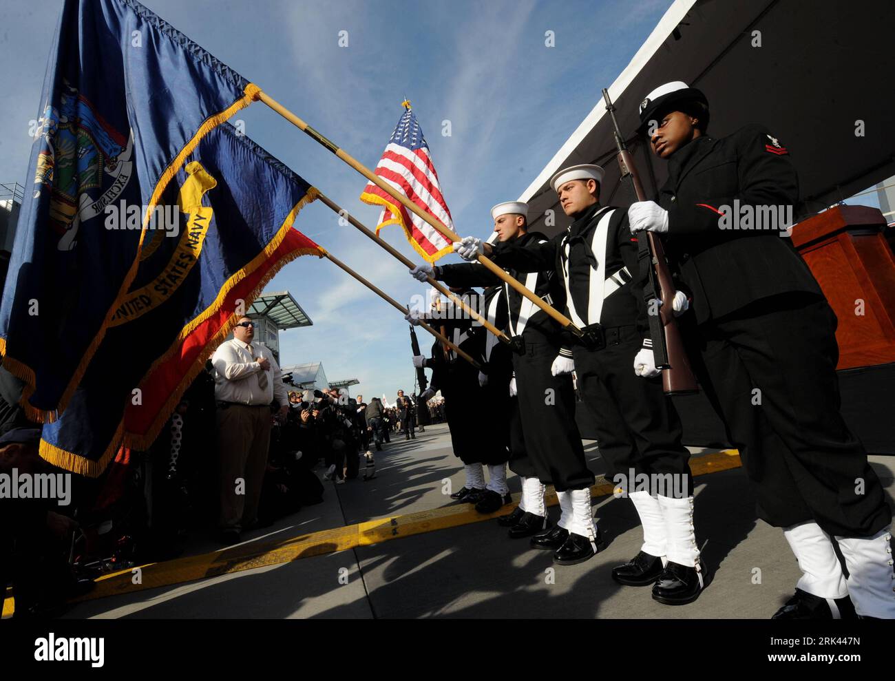 Bildnummer: 53585277 Datum: 07.11.2009 Copyright: imago/Xinhua (091108) -- NEW TORK, 8 novembre 2009 (Xinhua) -- la cerimonia che segna la messa in servizio della USS New York si tiene al molo 86 di Manhattan a New York, negli Stati Uniti, il 7 novembre 2009. La nave da guerra, con 7,5 tonnellate di acciaio fuso raccolte dal crollo del World Trade Center, ha contribuito alla sua prua, è stata messa in servizio sabato sia come simbolo di guarigione e forza. (Xinhua/Shen Hong) (lyx) (6)U.S.-SHIP-WTC STEEL-GO IN SERVIZIO PUBLICATIONxNOTxINxCHN Militär Marine USA kbdig xmk 2009 quer Bildnummer 53585277 Data Foto Stock