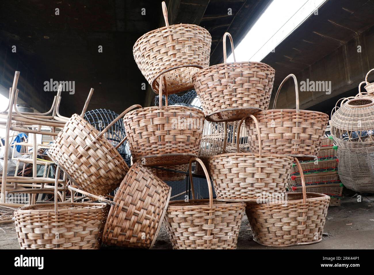 Oggetti per la casa tessuti esposti nel più grande villaggio di canne della Nigeria a Mende, nel Maryland District di Lagos. L'artigianato della canna da zucchero in Nigeria, il paese più popoloso dell'Africa, sta prosperando in mezzo a una crisi economica che ha colpito le piccole imprese e i guadagni delle persone. Nel villaggio, decine di persone, tra cui familiari e disoccupati, sono impegnate nella tessitura di diversi oggetti per la casa come tavoli, cesti, portabicchieri, vasi di fiori con legno di canna proveniente dalla palude regione del Delta del Niger. Lagos, Nigeria. Foto Stock