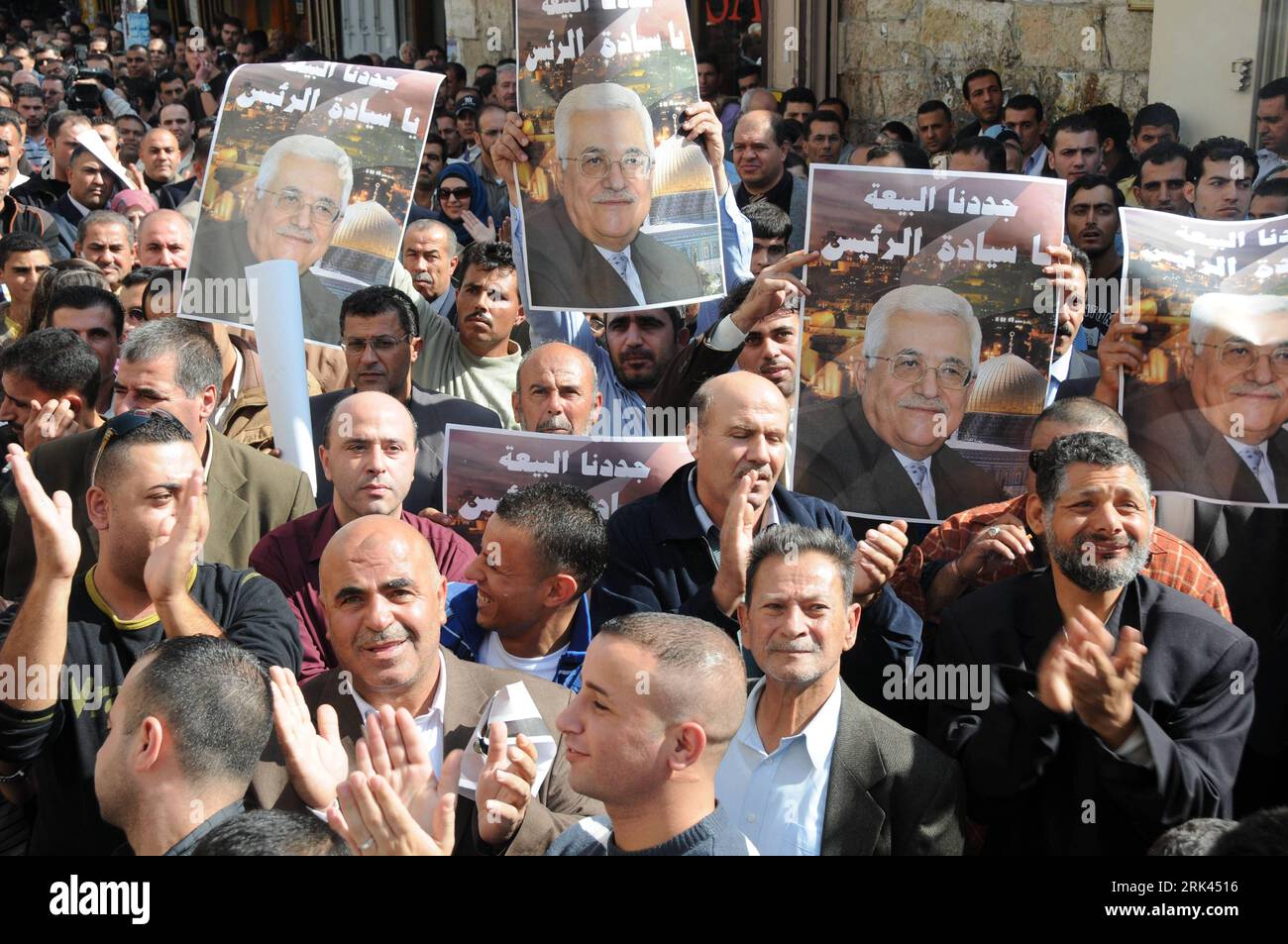 Bildnummer: 53587695 Datum: 09.11.2009 Copyright: imago/Xinhua (091109) -- RAMALLAH, 9 novembre 2009 (Xinhua) -- i palestinesi prendono parte a una manifestazione a sostegno del presidente Mahmoud Abbas a Ramallah 9 novembre 2009. I sostenitori di Abbas si sono presentati qui domenica per invitarlo a candidarsi alle prossime elezioni presidenziali del gennaio 2010. (Xinhua/Yang Yuanyuan) (cl) (4)MIDEAST-PALESTINE-RAMALLAH-RALLY PUBLICATIONxNOTxINxCHN Demo Anhänger Politik kbdig xsk 2009 quer o0 Präsidentschaftswahl, Kandidat, Teilnahme, People Bildnummer 53587695 Date 09 11 2009 Copyright Imago XINHUA Ramallah Nov 9 2009 XINHUA P. Foto Stock