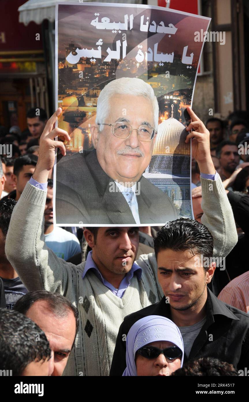 Bildnummer: 53587694 Datum: 09.11.2009 Copyright: imago/Xinhua (091109) -- RAMALLAH, 9 novembre 2009 (Xinhua) -- i palestinesi prendono parte a una manifestazione a sostegno del presidente Mahmoud Abbas a Ramallah 9 novembre 2009. I sostenitori di Abbas si sono presentati qui domenica per invitarlo a candidarsi alle prossime elezioni presidenziali del gennaio 2010. (Xinhua/Yang Yuanyuan) (cl) (3)MIDEAST-PALESTINE-RAMALLAH-RALLY PUBLICATIONxNOTxINxCHN Demo Anhänger Politik kbdig xsk 2009 hoch o0 Präsidentschaftswahl, Kandidat, Teilnahme, People o00 Objekte Bildnummer 53587694 Date 09 11 2009 Copyright Imago XINHUA Ramallah Nov 9 2 Foto Stock