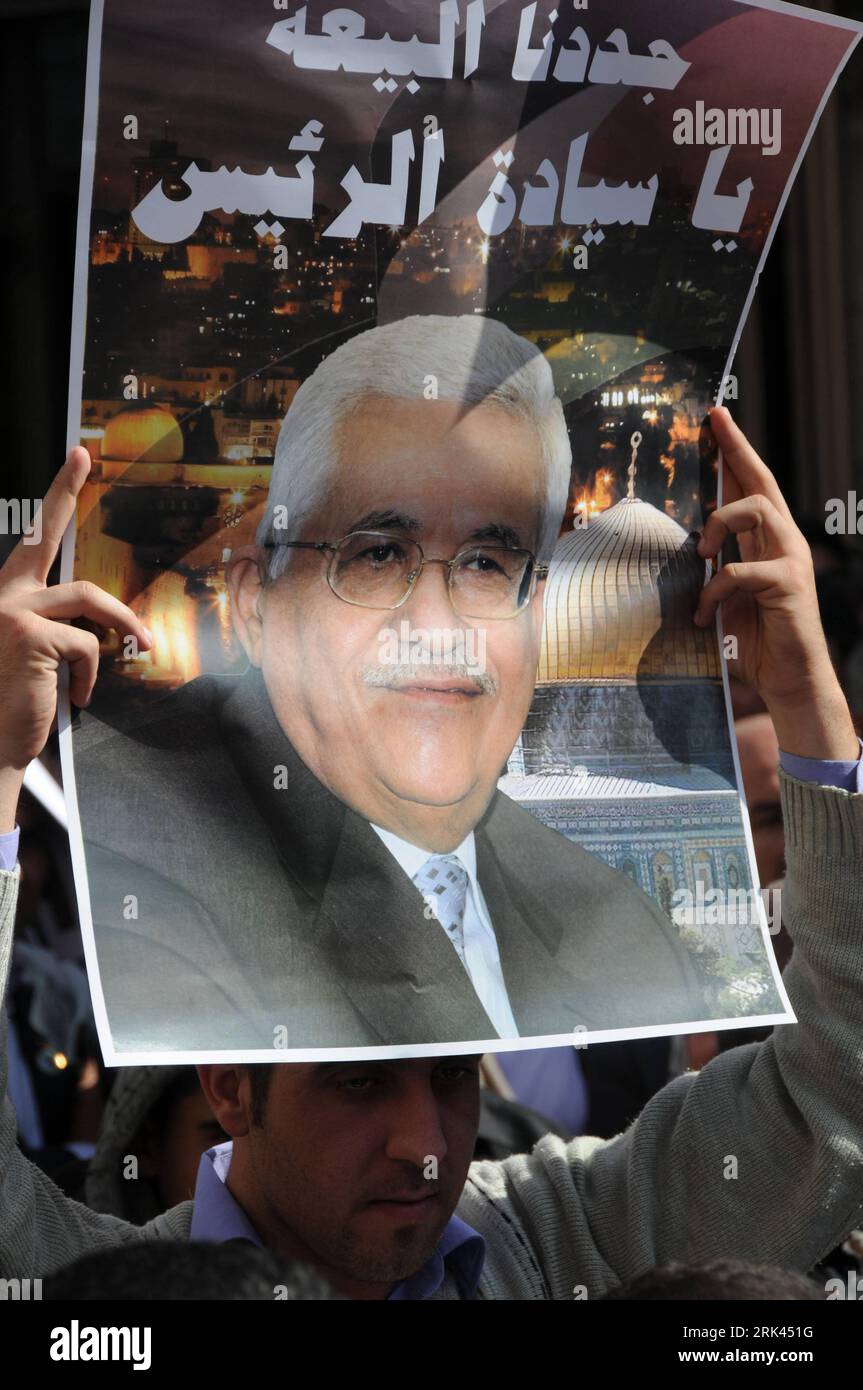 Bildnummer: 53587692 Datum: 09.11.2009 Copyright: imago/Xinhua (091109) -- RAMALLAH, 9 novembre 2009 (Xinhua) -- Un palestinese partecipa a una manifestazione a sostegno del presidente Mahmoud Abbas a Ramallah 9 novembre 2009. I sostenitori di Abbas si sono presentati qui domenica per invitarlo a candidarsi alle prossime elezioni presidenziali del gennaio 2010. (Xinhua/Yang Yuanyuan) (cl) (2)MIDEAST-PALESTINE-RAMALLAH-RALLY PUBLICATIONxNOTxINxCHN Demo Anhänger Politik kbdig xsk 2009 hoch o0 Präsidentschaftswahl, Kandidat, Teilnahme, People o00 Objekte Bildnummer 53587692 Date 09 11 2009 Copyright Imago XINHUA Ramallah Nov 9 Foto Stock