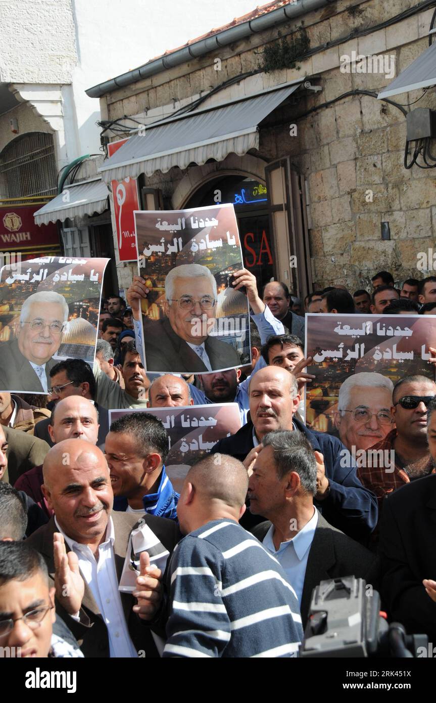 Bildnummer: 53587697 Datum: 09.11.2009 Copyright: imago/Xinhua (091109) -- RAMALLAH, 9 novembre 2009 (Xinhua) -- i palestinesi prendono parte a una manifestazione a sostegno del presidente Mahmoud Abbas a Ramallah 9 novembre 2009. I sostenitori di Abbas si sono presentati qui domenica per invitarlo a candidarsi alle prossime elezioni presidenziali del gennaio 2010. (Xinhua/Yang Yuanyuan) (cl) (5)MIDEAST-PALESTINE-RAMALLAH-RALLY PUBLICATIONxNOTxINxCHN Demo Anhänger Politik kbdig xsk 2009 hoch o0 Präsidentschaftswahl, Kandidat, Teilnahme Bildnummer 53587697 Date 09 11 2009 Copyright Imago XINHUA Ramallah Nov 9 2009 XINHUA PALESTINI Foto Stock