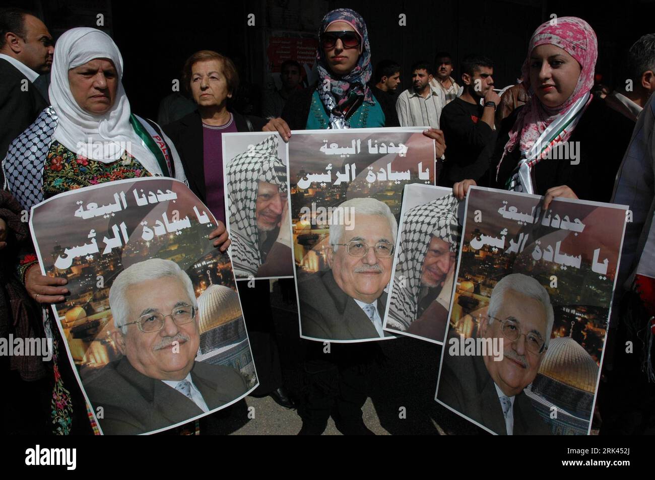 Bildnummer: 53587699 Datum: 09.11.2009 Copyright: imago/Xinhua (091109) -- RAMALLAH, 9 novembre 2009 (Xinhua) -- i palestinesi prendono parte a una manifestazione a sostegno del presidente Mahmoud Abbas a Ramallah 9 novembre 2009. I sostenitori di Abbas si sono presentati qui domenica per invitarlo a candidarsi alle prossime elezioni presidenziali del gennaio 2010. (Xinhua/Nidal Eshtayeh) (cl) (9)MIDEAST-PALESTINE-RAMALLAH-RALLY PUBLICATIONxNOTxINxCHN Demo Anhänger Politik kbdig xsk 2009 quer o0 Präsidentschaftswahl, Kandidat, Teilnahme, People o00 Objekte Bildnummer 53587699 Date 09 11 2009 Copyright Imago XINHUA Ramallah Nov 9 Foto Stock
