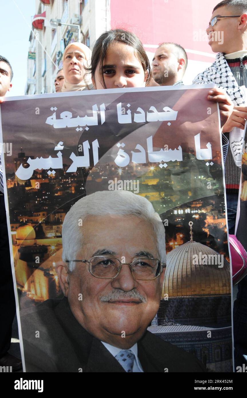 Bildnummer: 53588305 Datum: 09.11.2009 Copyright: imago/Xinhua i palestinesi prendono parte a una manifestazione a sostegno del presidente Mahmoud Abbas a Ramallah 9 novembre 2009. I sostenitori di Abbas si sono presentati qui domenica per invitarlo a candidarsi alle prossime elezioni presidenziali del gennaio 2010. (Xinhua/Yang Yuanyuan) (cl) (1)MIDEAST-PALESTINE-RAMALLAH-RALLY PUBLICATIONxNOTxINxCHN Demo Anhänger Politik kbdig xsk 2009 Hoch Bildnummer 53588305 Date 09 11 2009 Copyright Imago XINHUA I PALESTINESI prendono parte a un raduno a sostegno del presidente Mahmoud Abbas a Ramallah Nov 9 2009 sostenitori di Abbas si sono rivelati Foto Stock