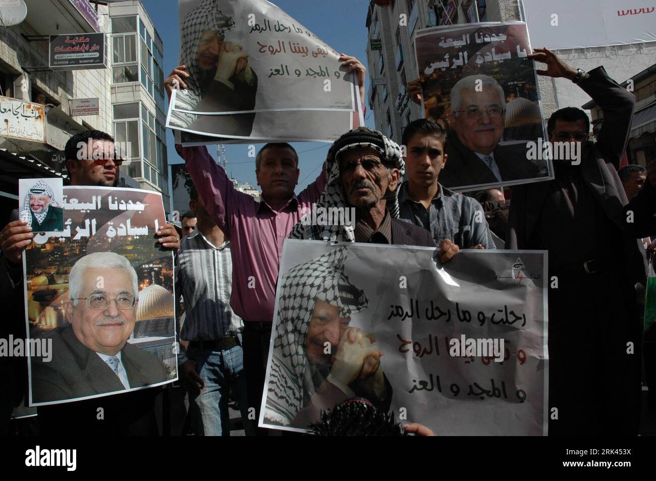 Bildnummer: 53587700 Datum: 09.11.2009 Copyright: imago/Xinhua (091109) -- RAMALLAH, 9 novembre 2009 (Xinhua) -- i palestinesi prendono parte a una manifestazione a sostegno del presidente Mahmoud Abbas a Ramallah 9 novembre 2009. I sostenitori di Abbas si sono presentati qui domenica per invitarlo a candidarsi alle prossime elezioni presidenziali del gennaio 2010. (Xinhua/Nidal Eshtayeh) (cl) (10)MIDEAST-PALESTINE-RAMALLAH-RALLY PUBLICATIONxNOTxINxCHN Demo Anhänger Politik kbdig xsk 2009 quer o0 Präsidentschaftswahl, Kandidat, Teilnahme Bildnummer 53587700 Date 09 11 2009 Copyright Imago XINHUA Ramallah Nov 9 2009 XINHUA PALESTI Foto Stock