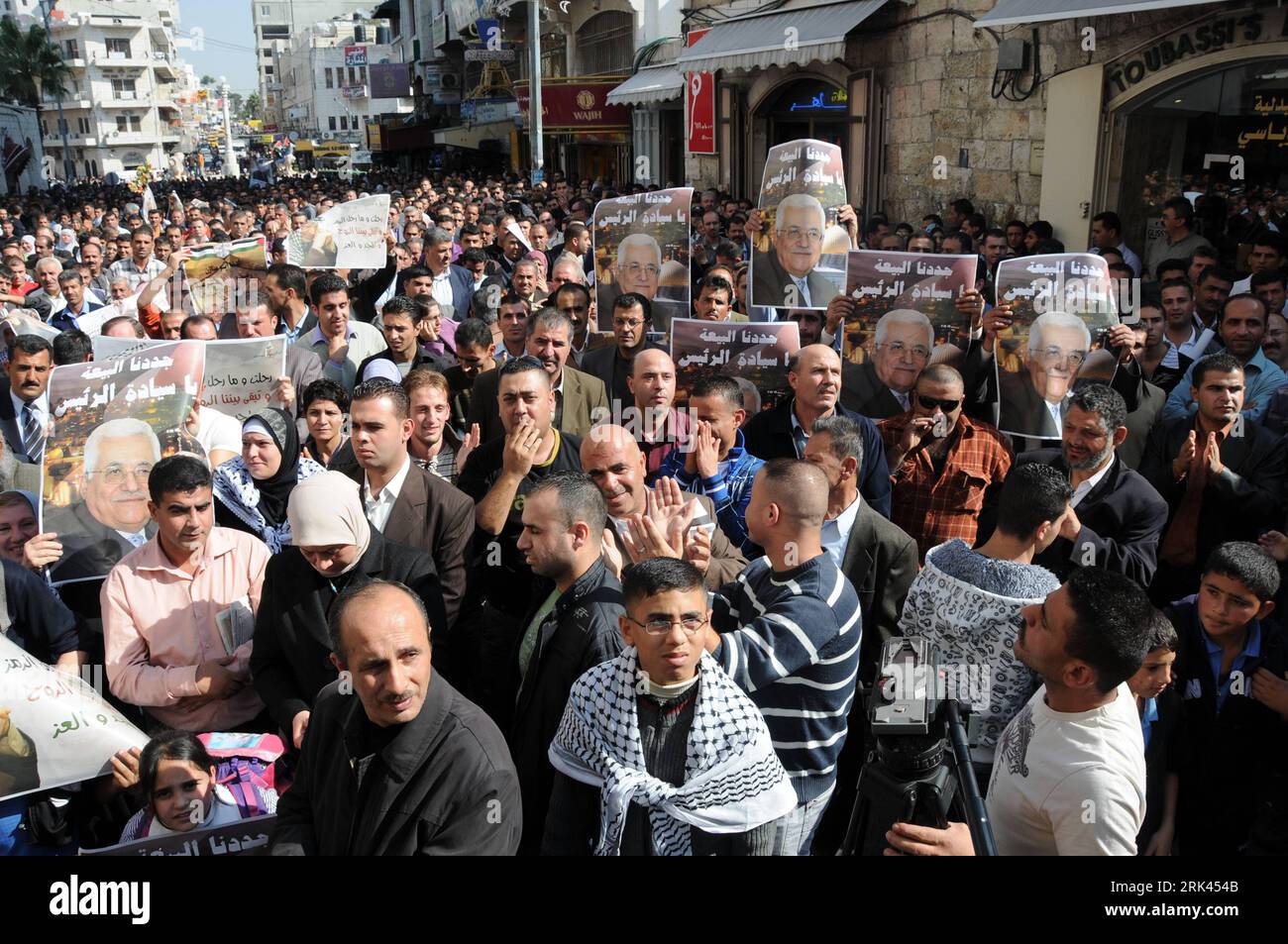Bildnummer: 53587693 Datum: 09.11.2009 Copyright: imago/Xinhua (091109) -- RAMALLAH, 9 novembre 2009 (Xinhua) -- i palestinesi prendono parte a una manifestazione a sostegno del presidente Mahmoud Abbas a Ramallah 9 novembre 2009. I sostenitori di Abbas si sono presentati qui domenica per invitarlo a candidarsi alle prossime elezioni presidenziali del gennaio 2010. (Xinhua/Yang Yuanyuan) (cl) (6)MIDEAST-PALESTINE-RAMALLAH-RALLY PUBLICATIONxNOTxINxCHN Demo Anhänger Politik kbdig xsk 2009 quer o0 Präsidentschaftswahl, Kandidat, Teilnahme Bildnummer 53587693 Date 09 11 2009 Copyright Imago XINHUA Ramallah Nov 9 2009 XINHUA PALESTINI Foto Stock
