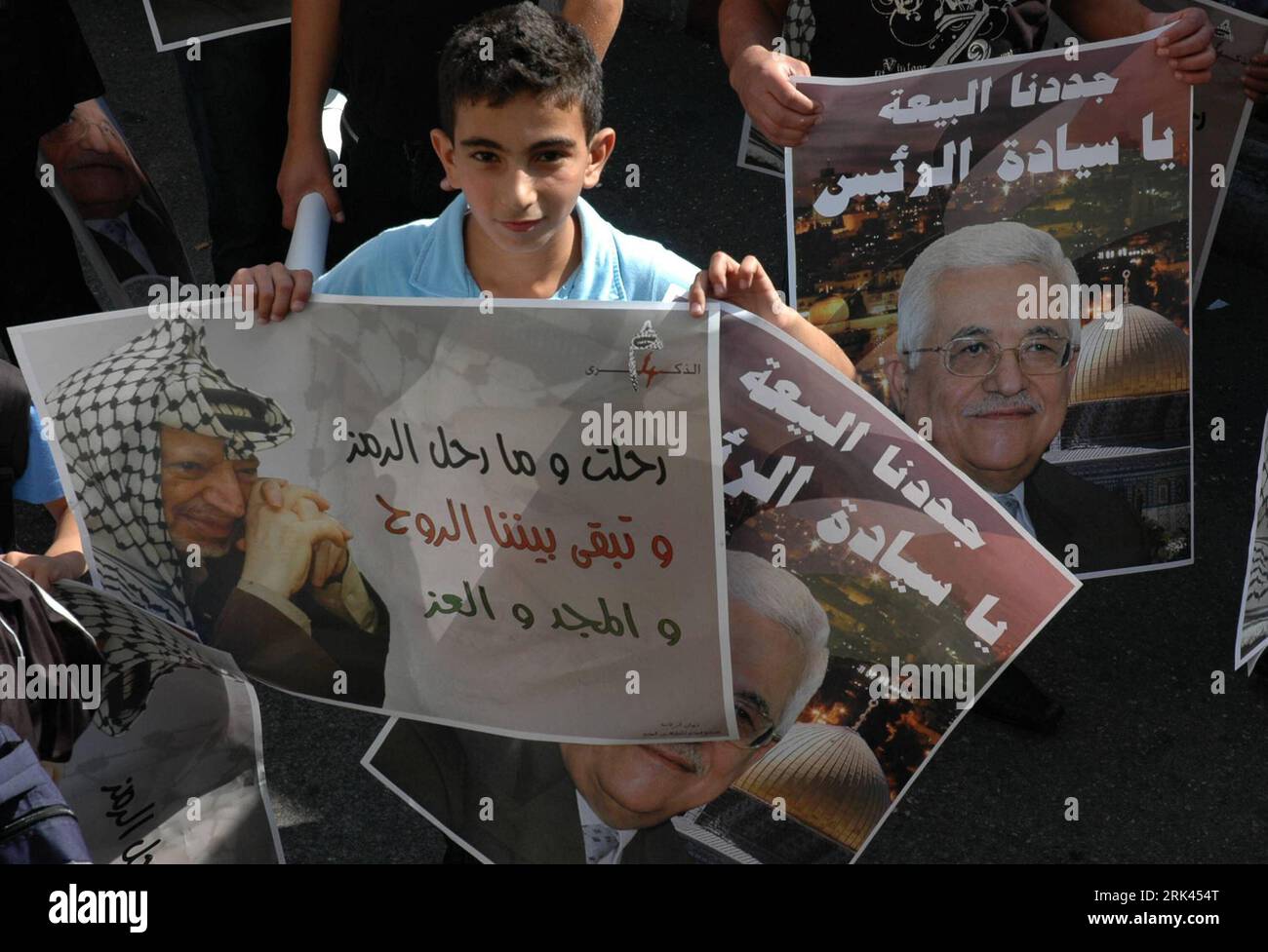 Bildnummer: 53588310 Datum: 09.11.2009 Copyright: imago/Xinhua i palestinesi prendono parte a una manifestazione a sostegno del presidente Mahmoud Abbas a Ramallah 9 novembre 2009. I sostenitori di Abbas si sono presentati qui domenica per invitarlo a candidarsi alle prossime elezioni presidenziali del gennaio 2010. (Xinhua/Nidal Eshtayeh) (cl) (8)MIDEAST-PALESTINE-RAMALLAH-RALLY PUBLICATIONxNOTxINxCHN Demo Anhänger Politik kbdig xsk 2009 quer Bildnummer 53588310 Date 09 11 2009 Copyright Imago XINHUA I PALESTINESI prendono parte a un raduno a sostegno del presidente Mahmoud Abbas a Ramallah Nov 9 2009 sostenitori di Abbas si sono presentati Foto Stock