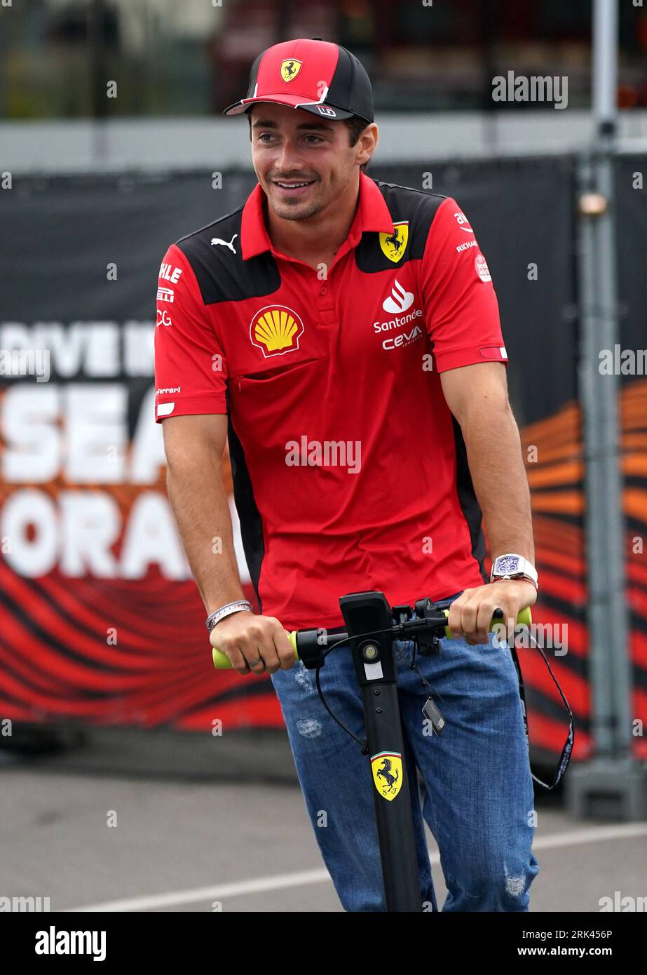 Il pilota di F1 Ferrari Charles Leclerc arriva su uno scooter motorizzato durante una giornata di anteprima in vista del Gran Premio di Olanda 2023 di domenica sul circuito Zandvoort CM.com a Zandvoort, Paesi Bassi. Data foto: Giovedì 24 agosto 2023. Foto Stock