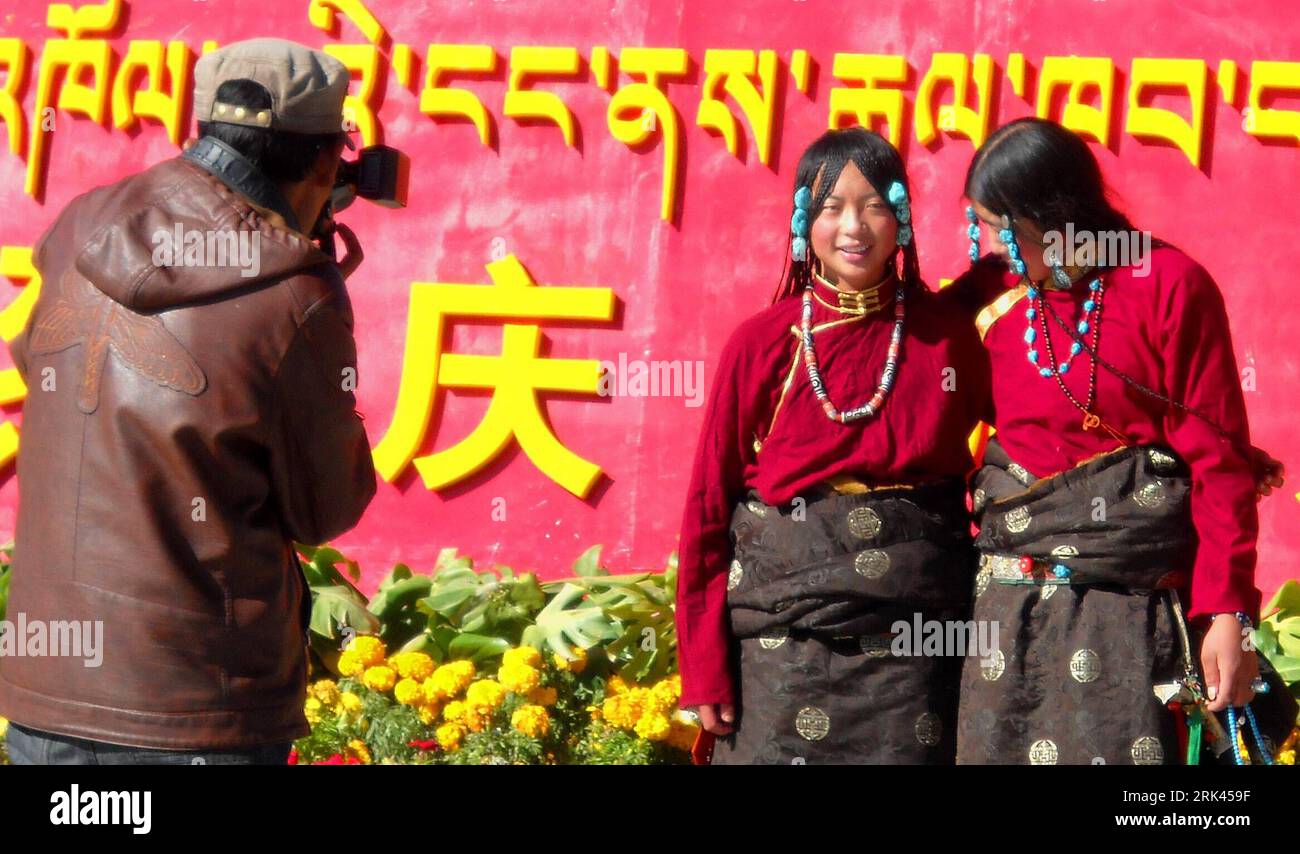 Bildnummer: 53588519  Datum: 09.11.2009  Copyright: imago/Xinhua  Photo taken by 10-year-old pupil Namgyae Zhoema shows a pair of Tibetan girls posing for souvenir photo on the street of Lhasa, capital of southwest China s Tibet Autonomous Region. Namgyae Zhoema, a grade 5 pupil with the First Elementary School of Lhasa, studies with her twin sister Cedain Zhoema together at one class, and both rank atop of the class with their outstanding scores of studies. She loves the pink color the most and is greedy for pineapple and watermelon, while cherishes the hobbies of dancing and playing electron Foto Stock