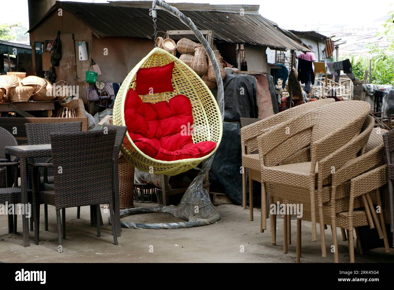 Oggetti per la casa tessuti esposti nel più grande villaggio di canne della Nigeria a Mende, nel Maryland District di Lagos. L'artigianato della canna da zucchero in Nigeria, il paese più popoloso dell'Africa, sta prosperando in mezzo a una crisi economica che ha colpito le piccole imprese e i guadagni delle persone. Nel villaggio, decine di persone, tra cui familiari e disoccupati, sono impegnate nella tessitura di diversi oggetti per la casa come tavoli, cesti, portabicchieri, vasi di fiori con legno di canna proveniente dalla palude regione del Delta del Niger. Lagos, Nigeria. Foto Stock