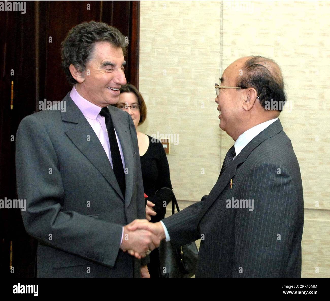 Bildnummer: 53589579 Datum: 10.11.2009 Copyright: imago/Xinhua (091110) -- PYONGYANG, 10 novembre 2009 (Xinhua) -- Jack Lang (L), inviato speciale del presidente francese presso la Repubblica Popolare Democratica di Corea (RPDC), stringe la mano al ministro degli Esteri della RPDC Pak UI Chun a Pyongyang, capitale della RPDC, 10 novembre 2009. Jack Lang ha tenuto colloqui con Pak UI Chun a Pyongyang martedì, l'agenzia di stampa ufficiale KCNA ha riferito. (Xinhua/KCNA) (lyi) (1)RPDC-PYONGYANG-FM-FRANCIA-INVIATO SPECIALE-INCONTRO PUBLICATIONxNOTxINxCHN persone Politik kbdig xcb 2009 quadrat o0 Shakehands Bildnummer 53589 Foto Stock