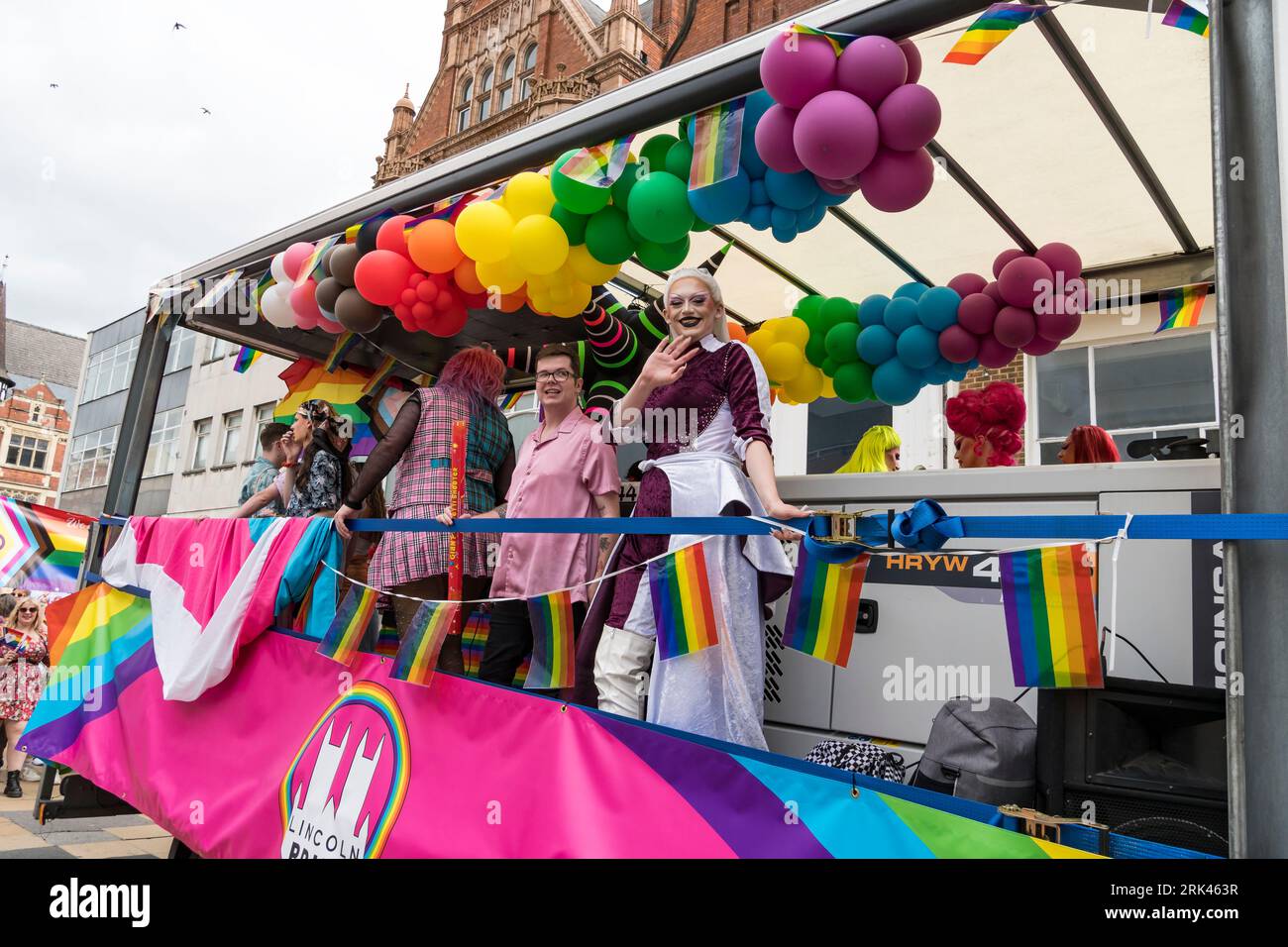 Galleggia nel Lincoln Pride Parade con persone vestite in costume, High Street, Lincoln City, Lincolnshire, Inghilterra, REGNO UNITO Foto Stock