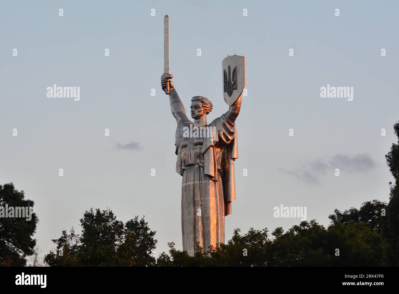 Kiev, Ucraina. 23 agosto 2023. Lo stemma dell'Ucraina sullo scudo del Monumento della Patria è svelato a Kiev. Oggi, l'Ucraina celebra il suo 32 ° giorno dell'indipendenza. In precedenza, lo stemma dell'URSS era stato posto sullo scudo, ma nelle condizioni della guerra tra Russia e Ucraina, fu presa la decisione di decomunizzarlo e sostituirlo con lo stemma dell'Ucraina "Tridente". Credito: SOPA Images Limited/Alamy Live News Foto Stock