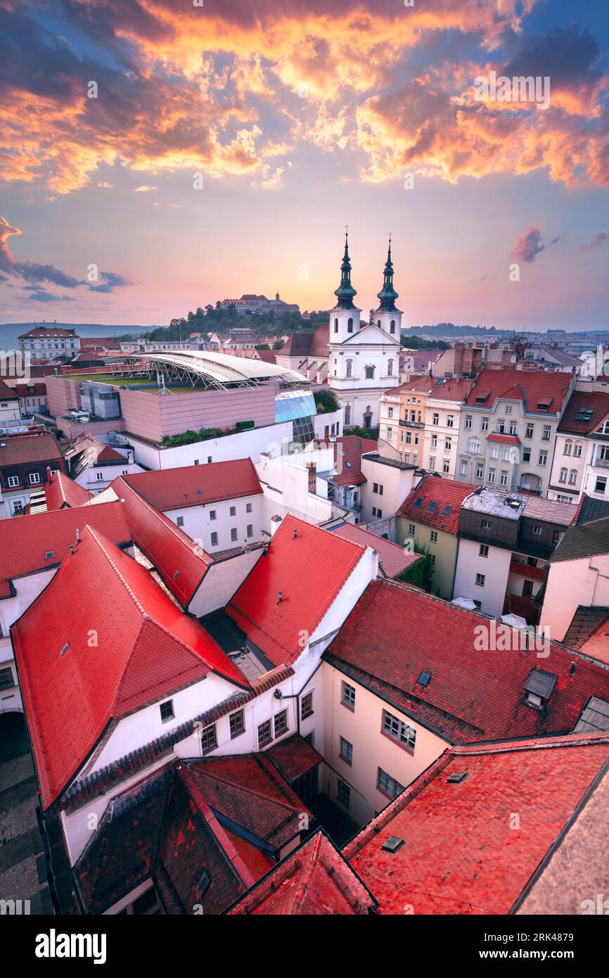 Brno, Repubblica Ceca. Immagine aerea del paesaggio urbano di Brno, la seconda città più grande della Repubblica Ceca al tramonto estivo. Foto Stock