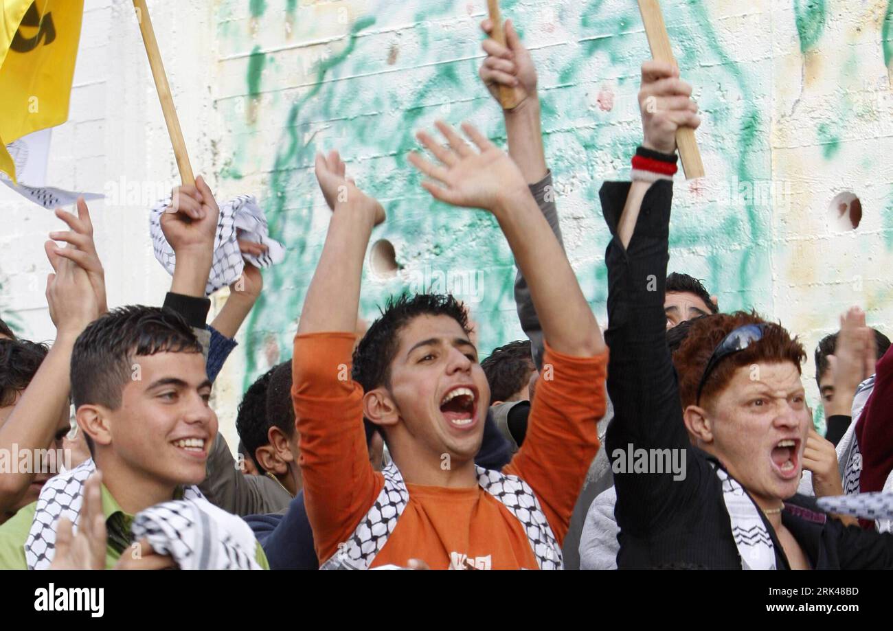 Bildnummer: 53599514 Datum: 14.11.2009 Copyright: imago/Xinhua (091115) -- RAMALLAH, 15 novembre 2009 (Xinhua)-- palestinesi esclamano di mostrare il loro sostegno al presidente dell'Autorità palestinese Mahmoud Abbas durante una manifestazione al villaggio di Annaqora vicino a Nablus City in Cisgiordania, 14 novembre 2009. Fatah ha organizzato la manifestazione sabato per esprimere il suo sostegno ad Abbas. (Xinhua/Ayman Noban) (gxr) (1)PALESTINE-NABLUS-RALLY-FATAH PUBLICATIONxNOTxINxCHN Politik Demonstration Fatah kbdig xcb 2009 quer o0 Jubel, Begeisterung Bildnummer 53599514 Date 14 11 2009 Copyright Imago XINHUA Ramallah Nov 15 2009 X. Foto Stock