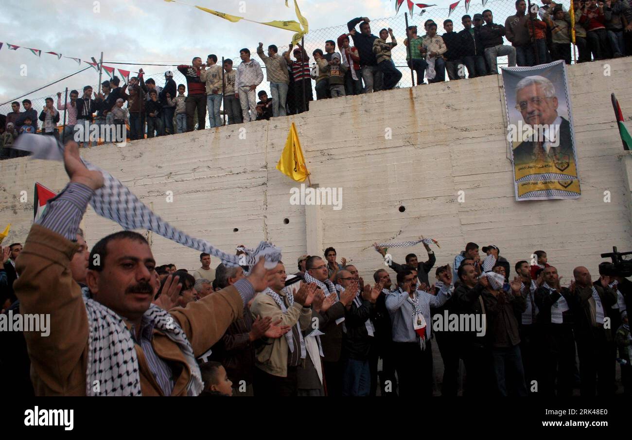 Bildnummer: 53599515 Datum: 14.11.2009 Copyright: imago/Xinhua (091115) -- RAMALLAH, 15 novembre 2009 (Xinhua)-- palestinesi esclamano di mostrare il loro sostegno al presidente dell'Autorità palestinese Mahmoud Abbas durante una manifestazione al villaggio di Annaqora vicino a Nablus City in Cisgiordania, 14 novembre 2009. Fatah ha organizzato la manifestazione sabato per esprimere il suo sostegno ad Abbas. (Xinhua/Ayman Noban) (gxr) (2)PALESTINE-NABLUS-RALLY-FATAH PUBLICATIONxNOTxINxCHN Politik Demonstration Fatah kbdig xcb 2009 quer Bildnummer 53599515 Date 14 11 2009 Copyright Imago XINHUA Ramallah Nov 15 2009 XINHUA PALESTINESI a. Foto Stock