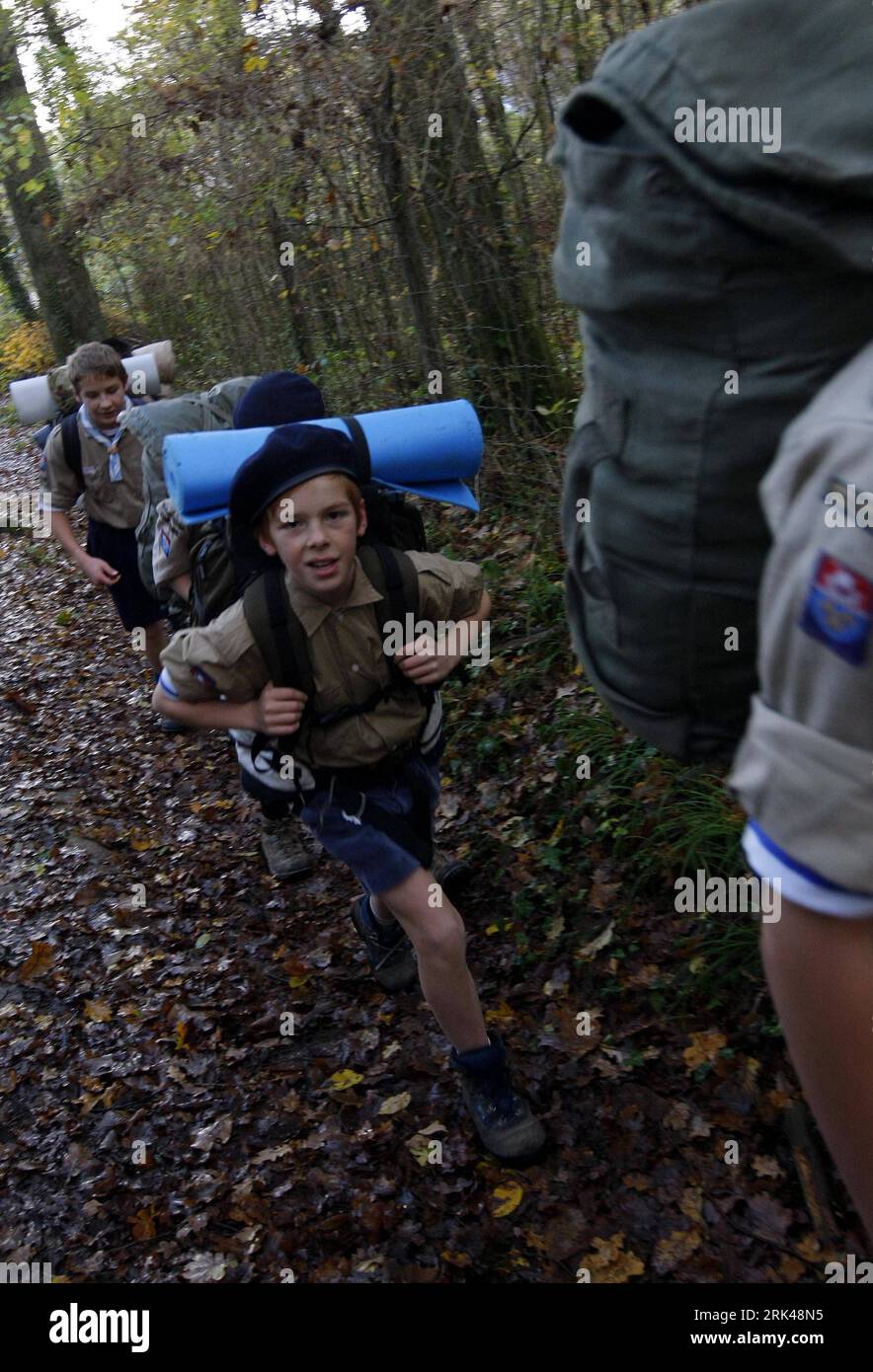 Bildnummer: 53599853 Datum: 07.11.2009 Copyright: imago/Xinhua (091115) -- PARIGI, 15 novembre 2009 (Xinhua) -- George cammina con i suoi compagni di squadra durante un campeggio di squadra scout, 7 novembre 2009. Il dodicenne George vassal vive in una famiglia ordinaria nel settore 17 a Parigi, capitale della Francia. George è il secondo figlio più grande della famiglia e conquista popolarità tra i suoi fratelli e sorelle minori. Suo fratello minore Ferdinando lo ammira molto quando giocano a scacchi insieme. I bambini in famiglia non hanno giocattoli costosi. I loro giochi, come il biliardo, gli scacchi e giocare con i soldati di stagno possono Foto Stock