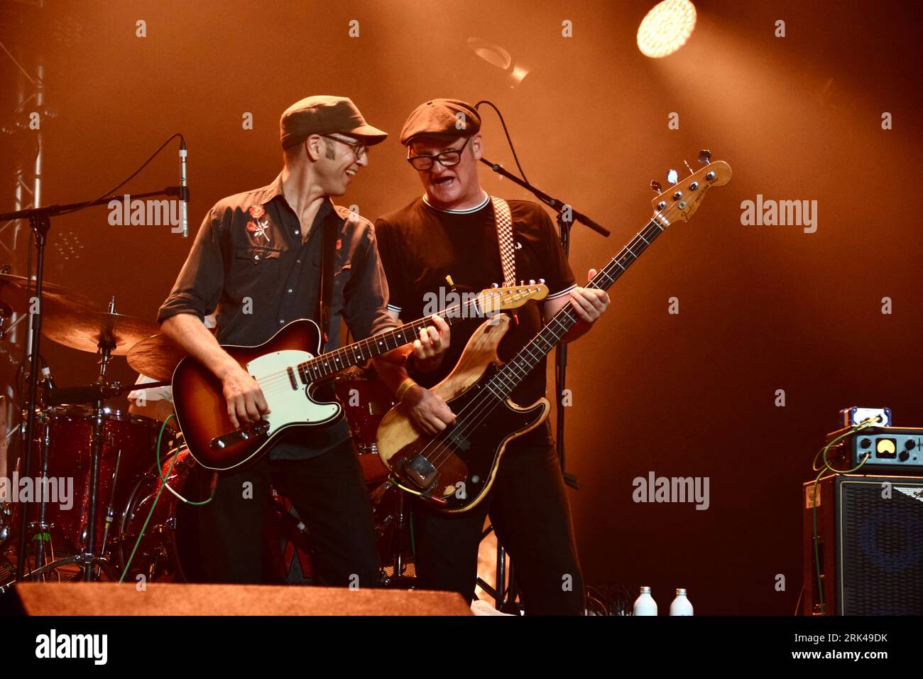 I Proclaimers vivono sul palco del Cambridge Folk Festival 2023. Foto Stock